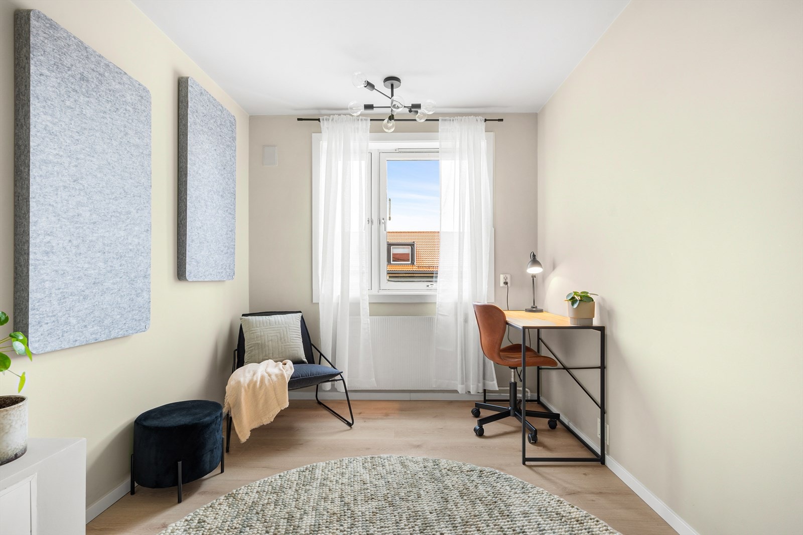 Leilighetens andre soverom er også romslig og med god plass til gjesteseng, hjemmekontor eller barnerom. Galleribilde