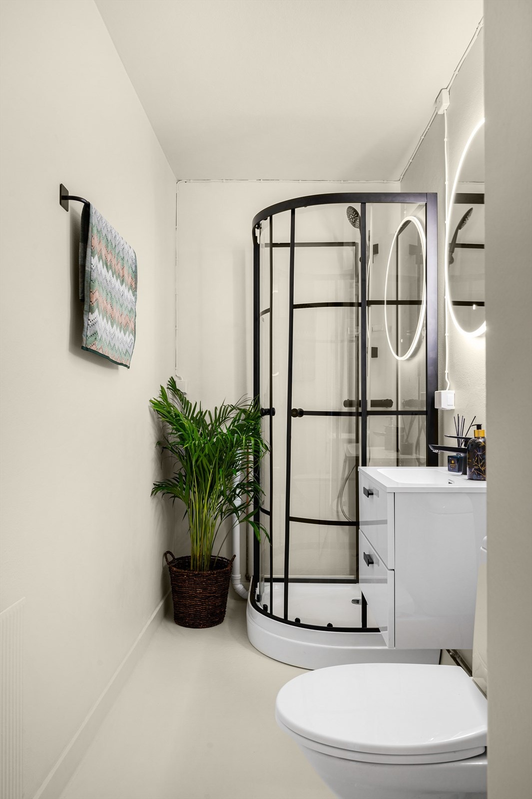 Lyst og fint bad, opplegg for vaskemaskin, men er også fellesvaskeri i borettslaget. Galleribilde