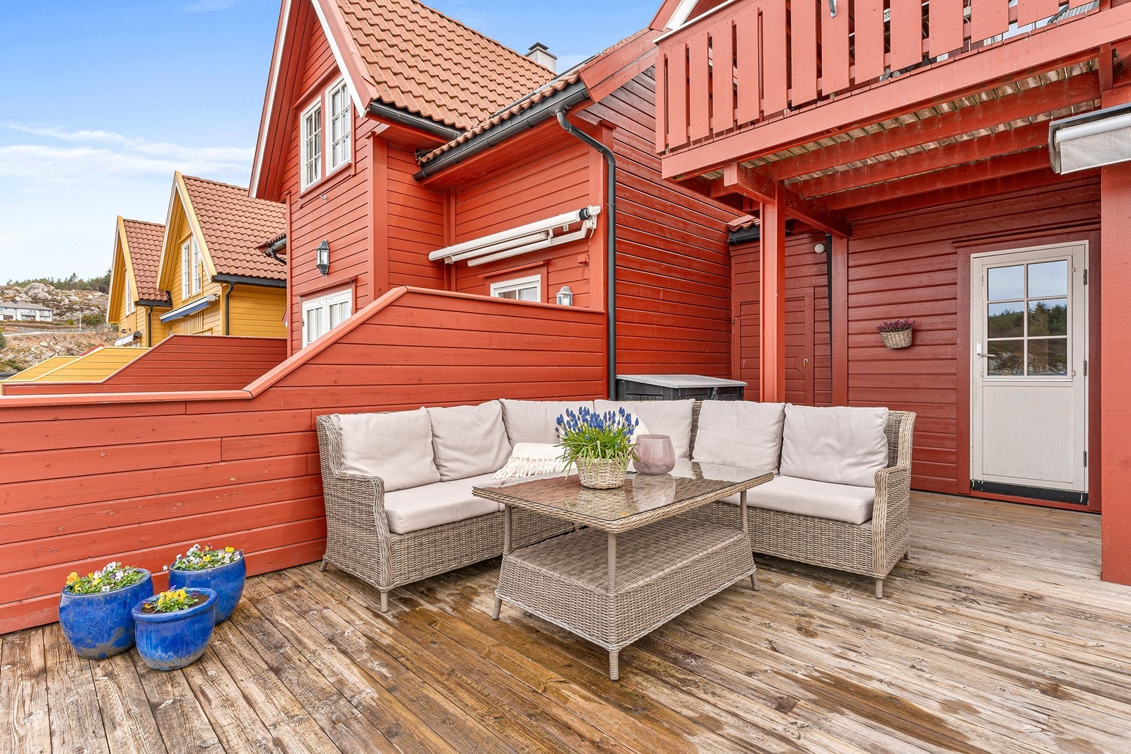 Rikelig av plass til utemøbler og alt som hører med. Galleribilde