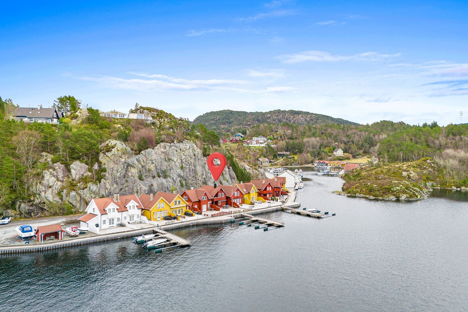 Dette er også et sted med vakker natur og rolige omgivelser, her finner man flere fine turmuligheter både på land og på langs kysten. Galleribilde