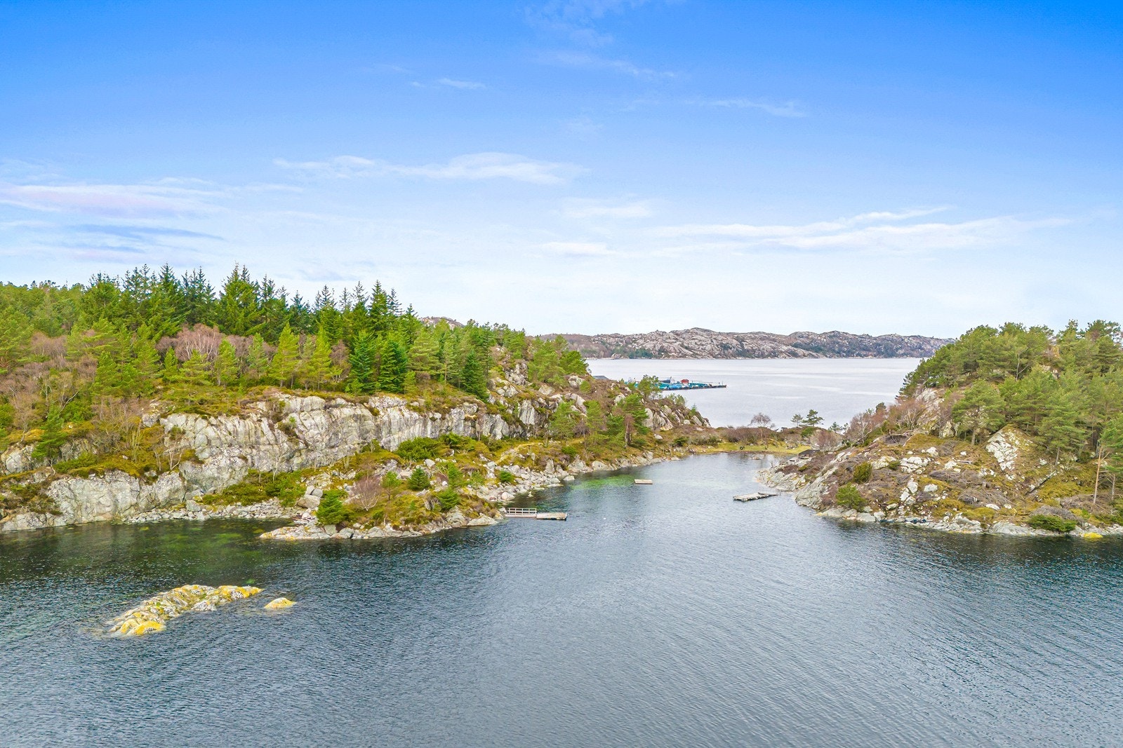 Enten det er båtliv, fiske, eller bare avslappende dager ved vannkanten, er dette et ideelt sted for de som setter pris på naturen og roen som sjøen tilbyr. Galleribilde