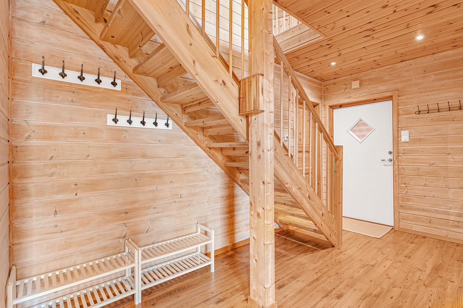 Det er plass til å henge fra seg yttertøy og plassere sko på oppheng og evt. i kommode. Galleribilde