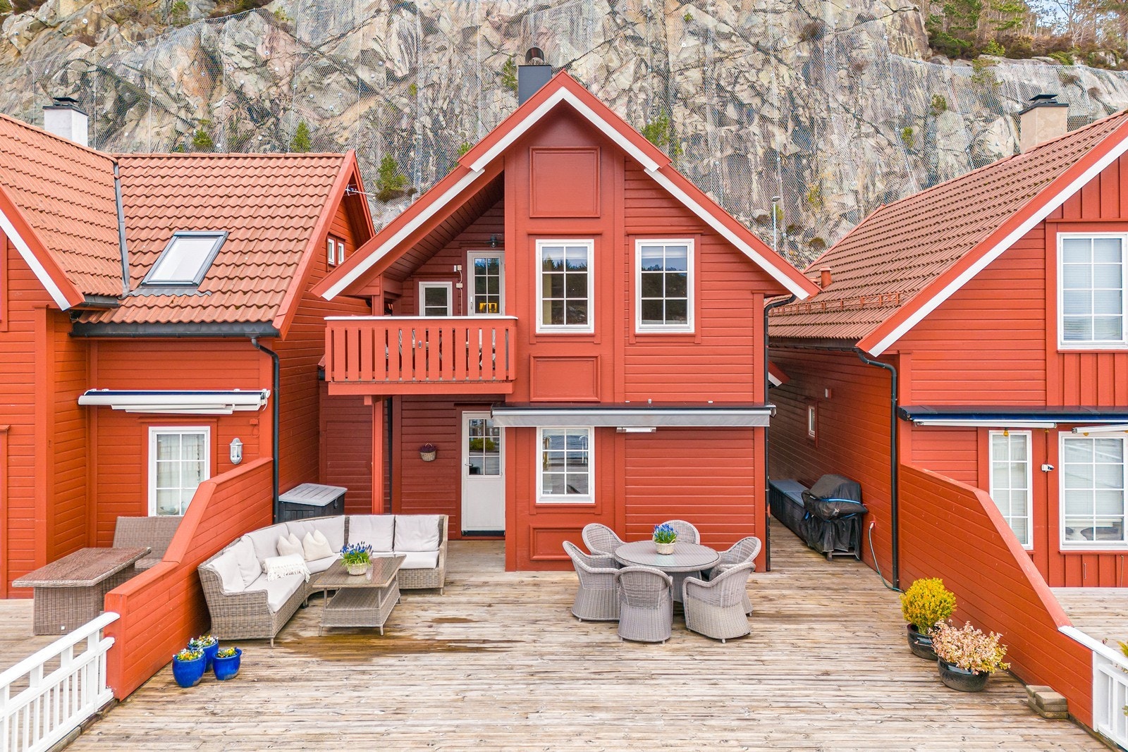 En herlig rorbu som er innredet over to plan som stod ferdig bygget i 2002. Galleribilde