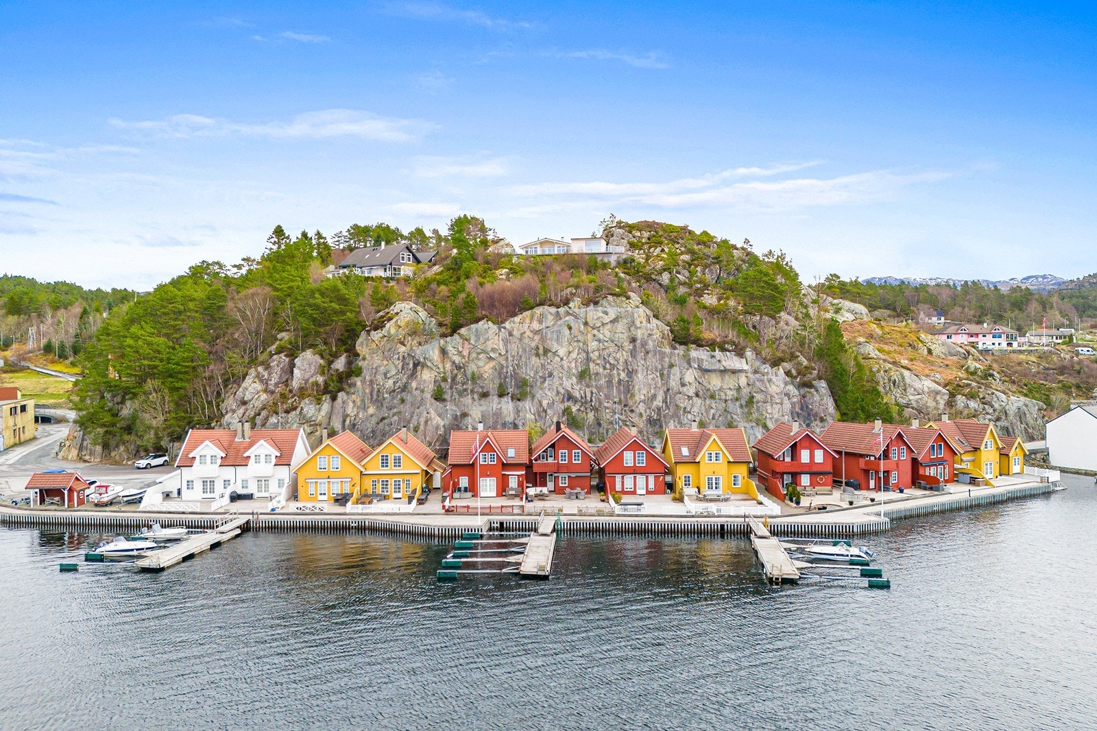 Skjærgården og båten tilgjengeliggjør et hav av badeplasser, fiskemuligheter og øyer som kan utforskes. Galleribilde