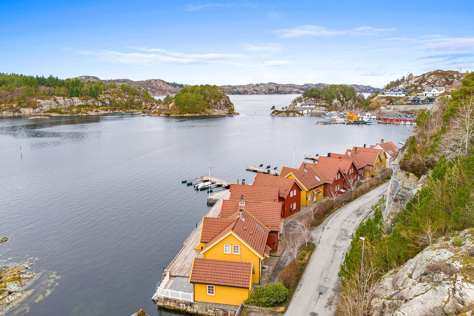 Dette området er kjent for sin nærhet til sjøen, noe som åpner for det maritime livet og de mange fritidsaktivitetene som følger med. Galleribilde