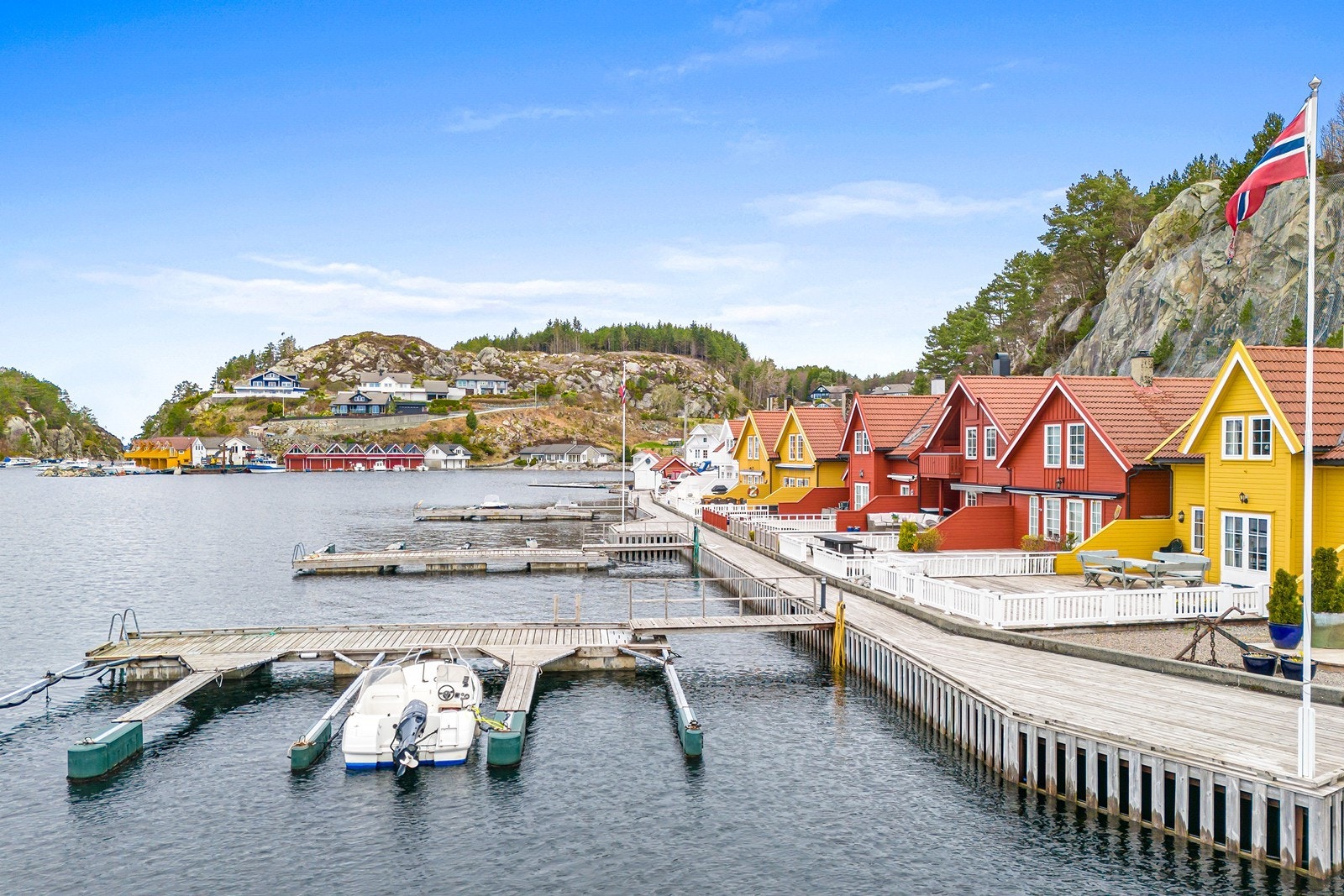 Da passer det fint at det følger med et flott, felles kaianlegg med båtplass i flytebrygge! Galleribilde