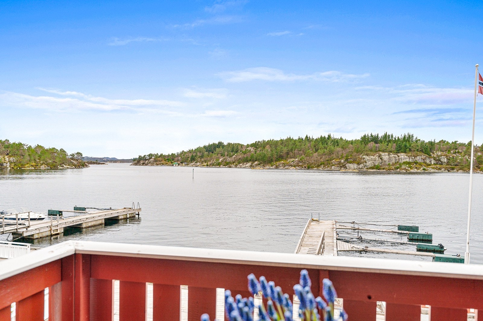 Her kan man nyte gode solforhold og utsikt mot sjøen. Galleribilde