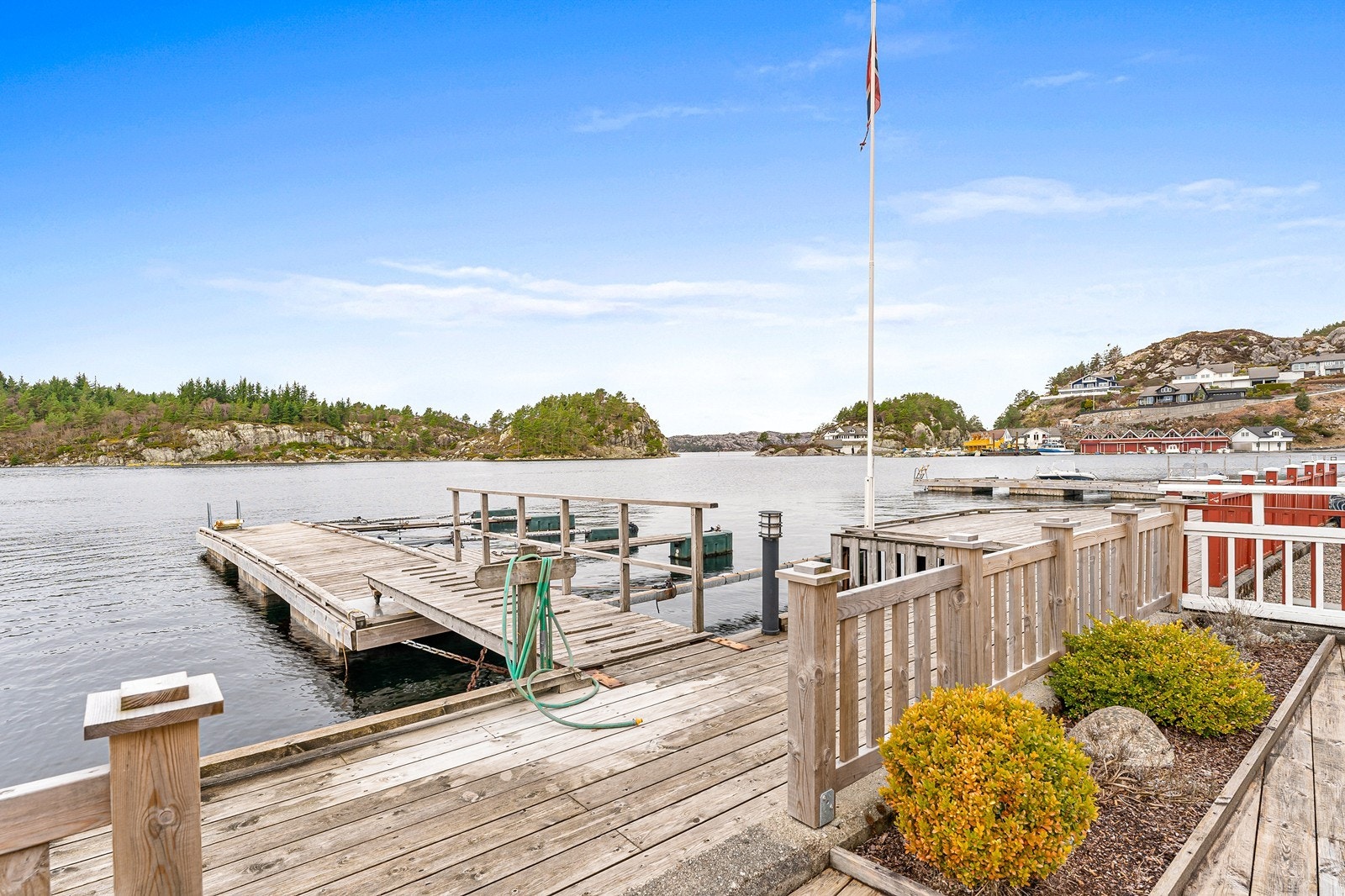 Felles kaianlegg med båtplass i flytebrygge. Galleribilde