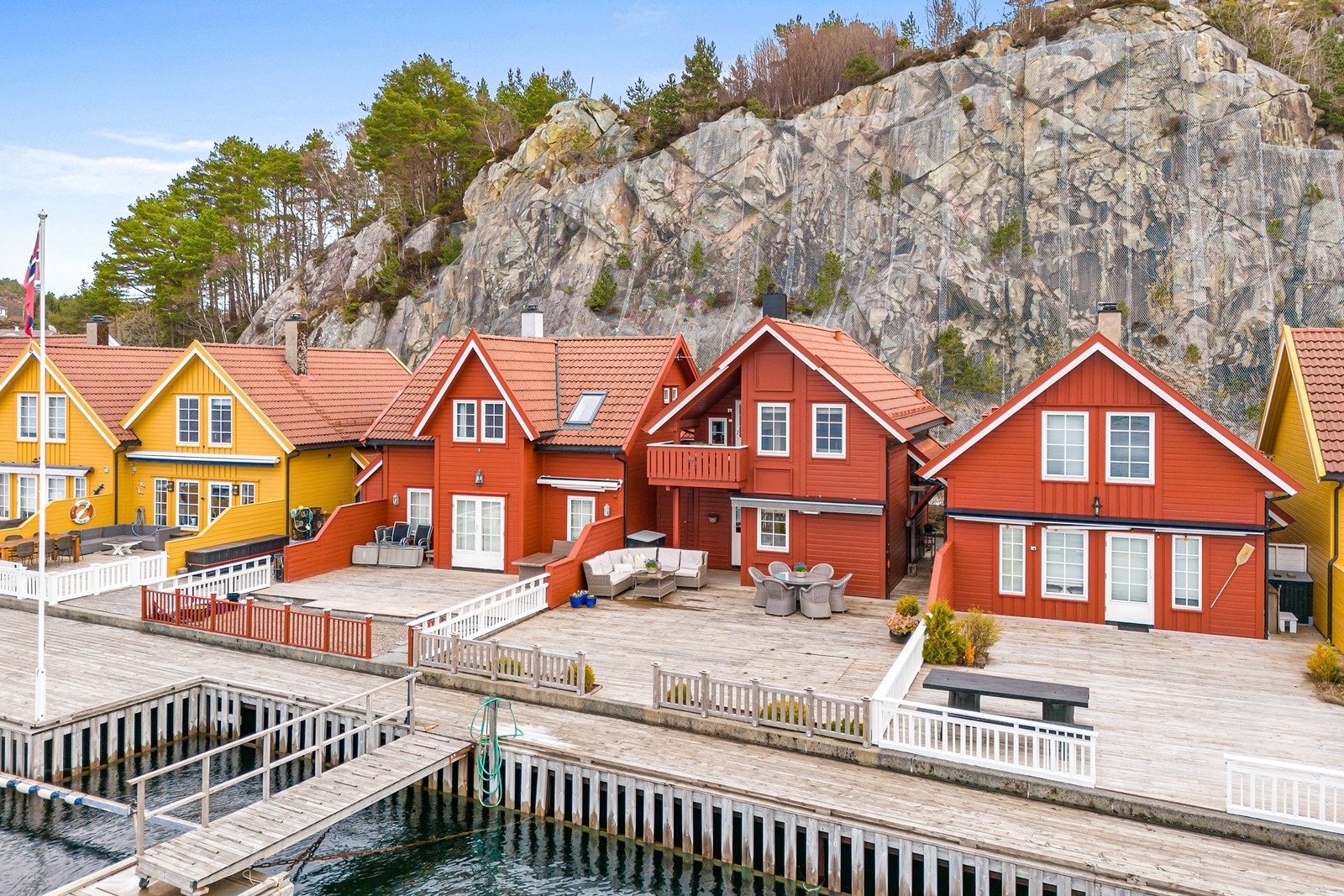 Tomten er felles for sameiet og oppgitt å være 2345,3 m² i matrikkelen. Galleribilde