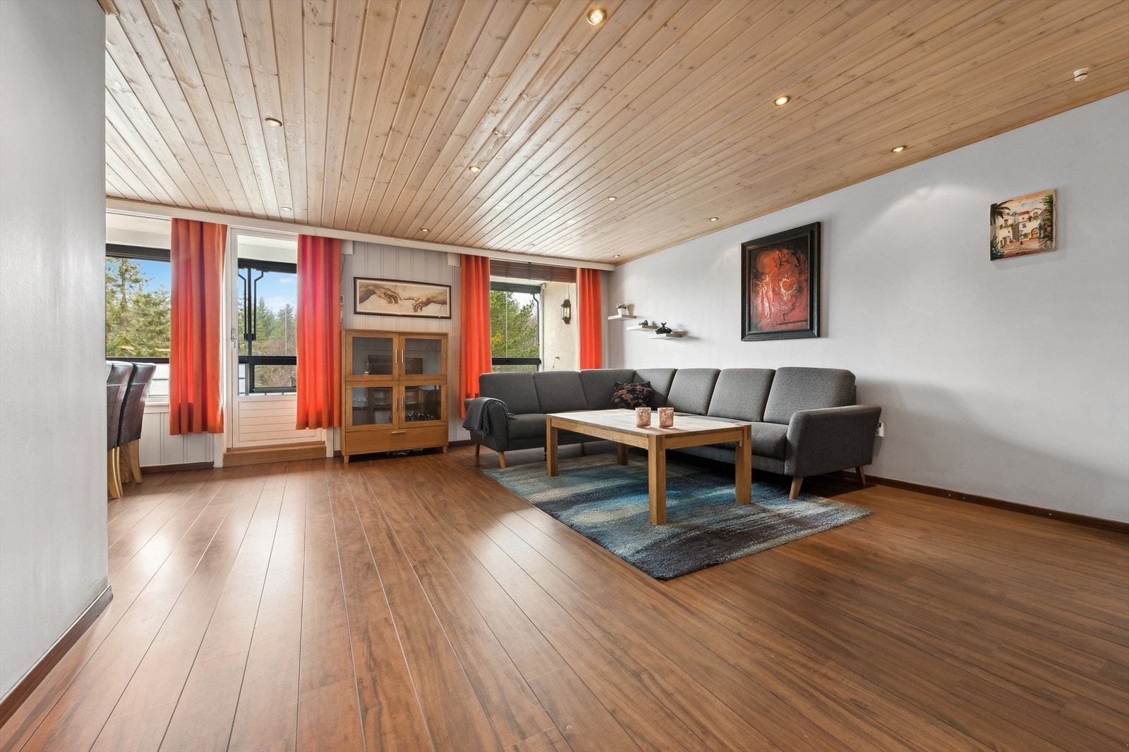 De store vindusflatene slipper inn rikelig med naturlig lys inn til stuen som fører til en lun og åpen atmosfære. Galleribilde