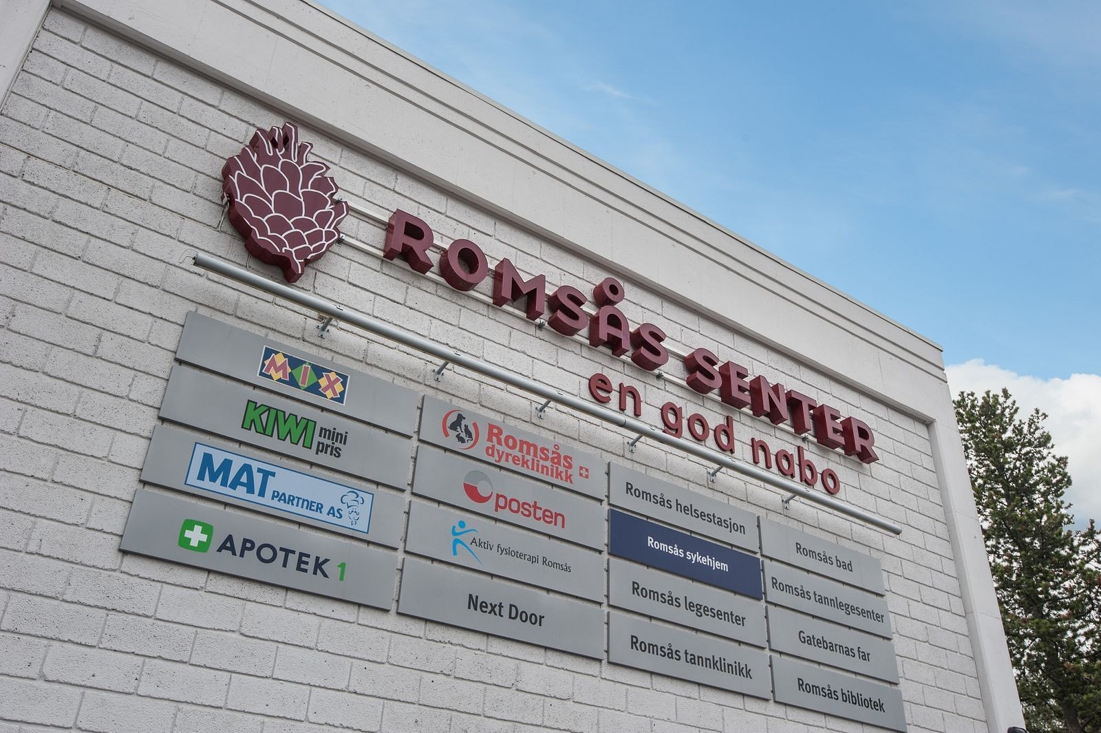 Fra boligen har man gangavstand til Romsås senter som byr på fasiliteter som bl.a. svømmehall, biblotek, Kiwi Romsås, Actic treningssenter mm. Galleribilde