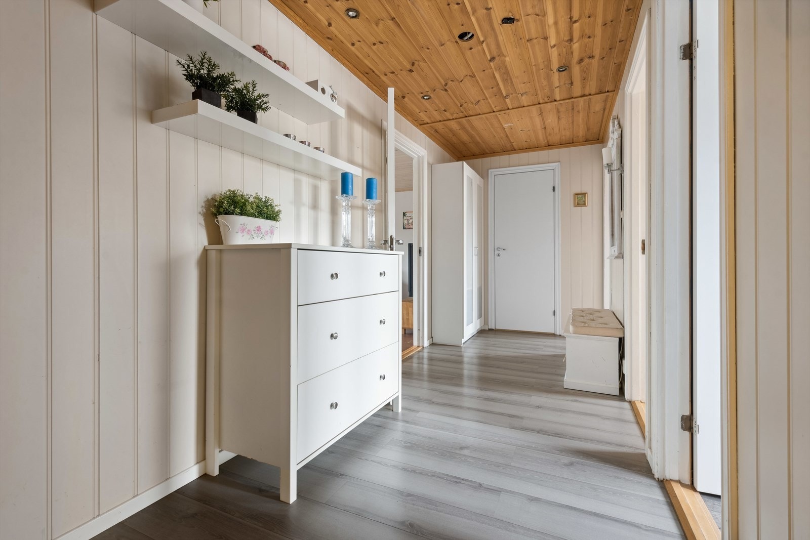 Videre inn til soverommene... den hvite døren rett foran er en innvendig bod for praktisk oppbevaring i leiligheten. Galleribilde