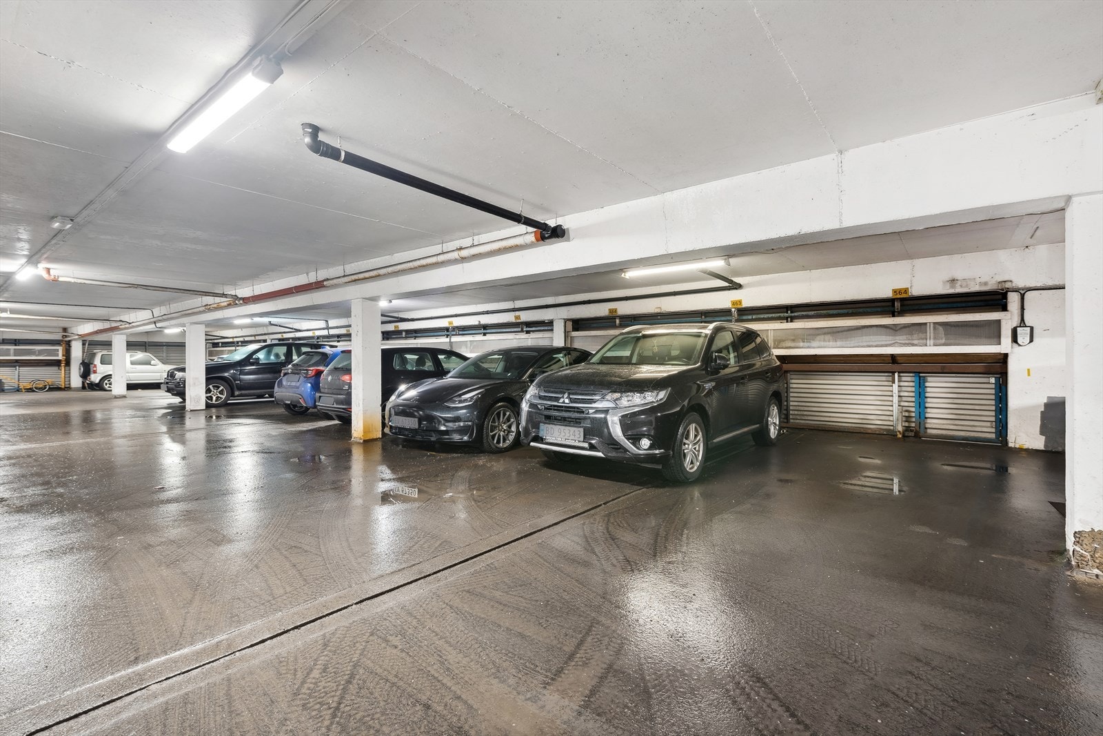 GARASJE | Nåværende eier disponerer bruksrett til en garasjeplass i felles lukket garasjeanlegg markert med "564" Galleribilde