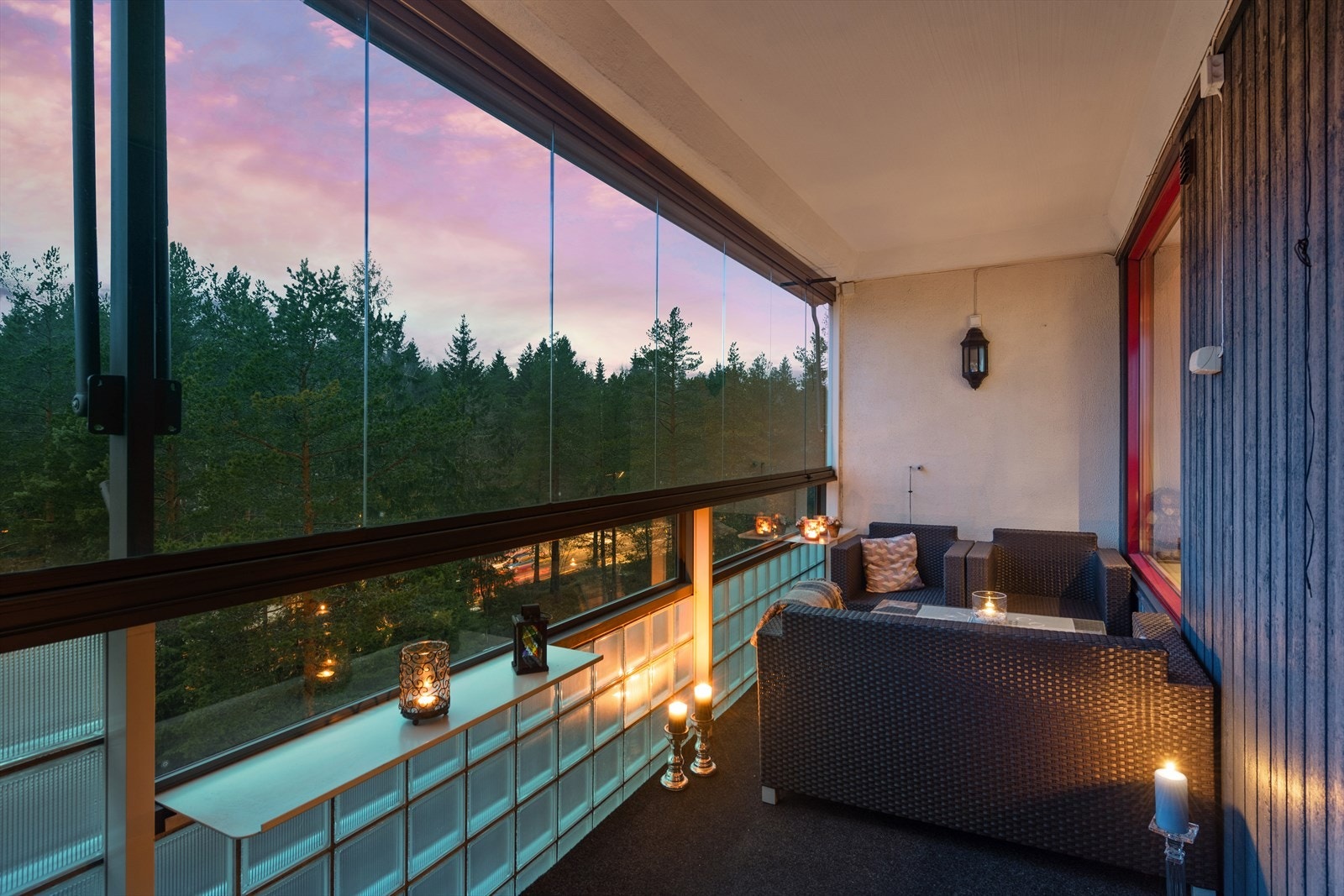 INNGLASSET BALKONG | Fra stuen er det utgang til innglasset balkong på 14 kvm som er en flott forlengelse av stuen. Her kan du nyte fine dager året rundt med venner og familie. Galleribilde