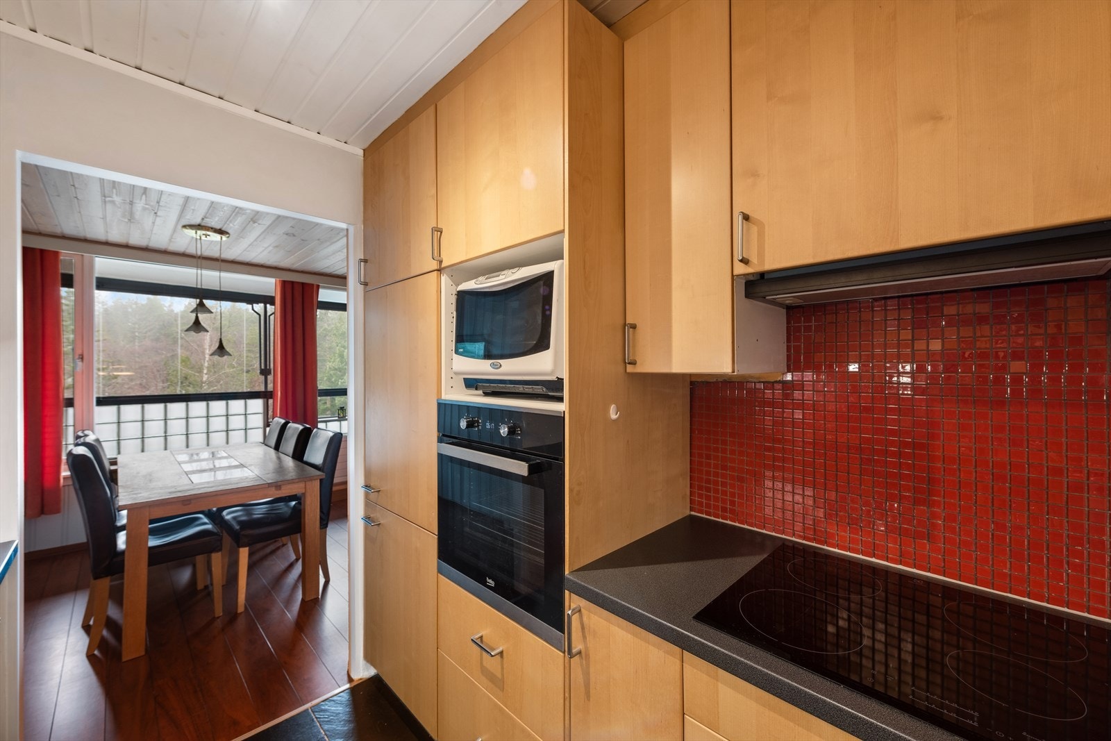 Videre er kjøkkenet utstyrt med integrerte hvitevarer som komfyr, koketopp og oppvaskmaskin. Galleribilde