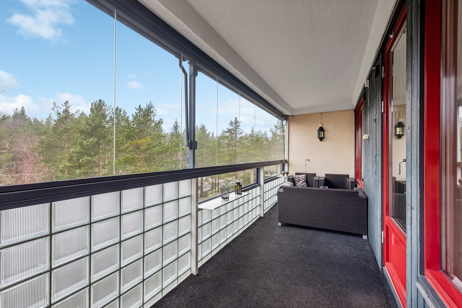 Dag som natt...vinter som sommer kan denne balkongen nytes med fordelen av å ha innglasset balkong. Galleribilde