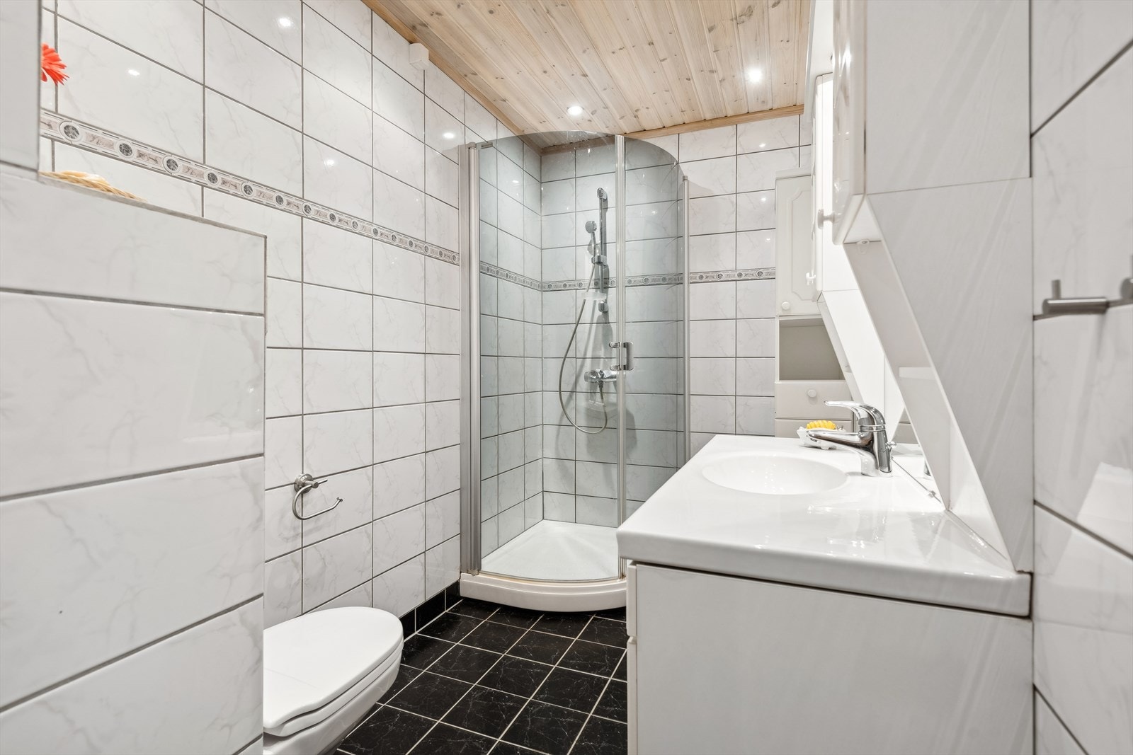 På generalforsamlingen 22.06.21 ble det vedtatt å gjennomføre nødvendig våtromsrehabilitering. Arbeidet er i gang fra 31. oktober 2022 og vil bli ferdigstilt i mai-måned 2026." Galleribilde