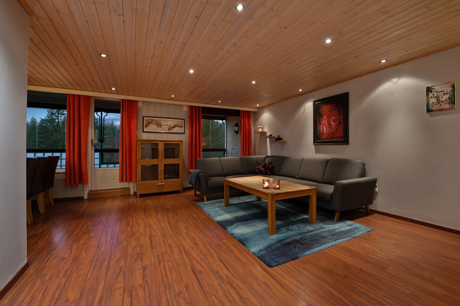 STUE | Det er gode møbleringsmuligheter med plass til både sofa, TV-møblement og spisegruppe. Store vinduer rammer inn den fine utsikten og flommer rommet med naturlig lys. Galleribilde