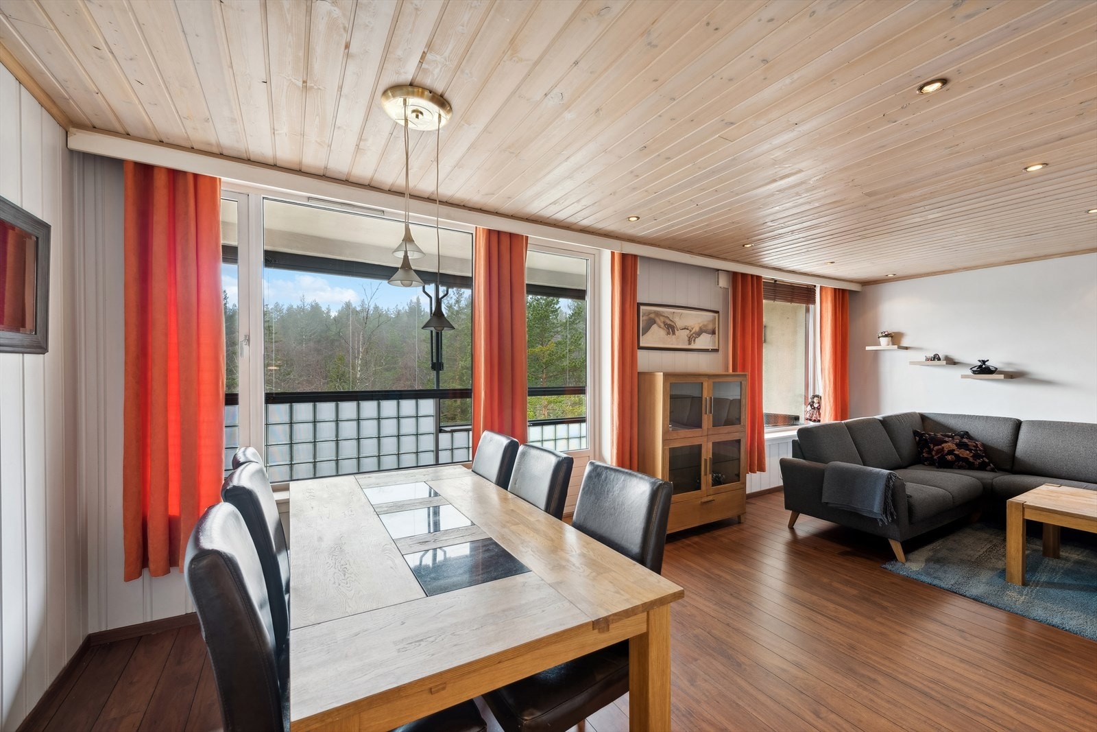 Den naturlig inndelte spisesonen bidrar til kokken kan sosialere seg under sammenkomster. Galleribilde