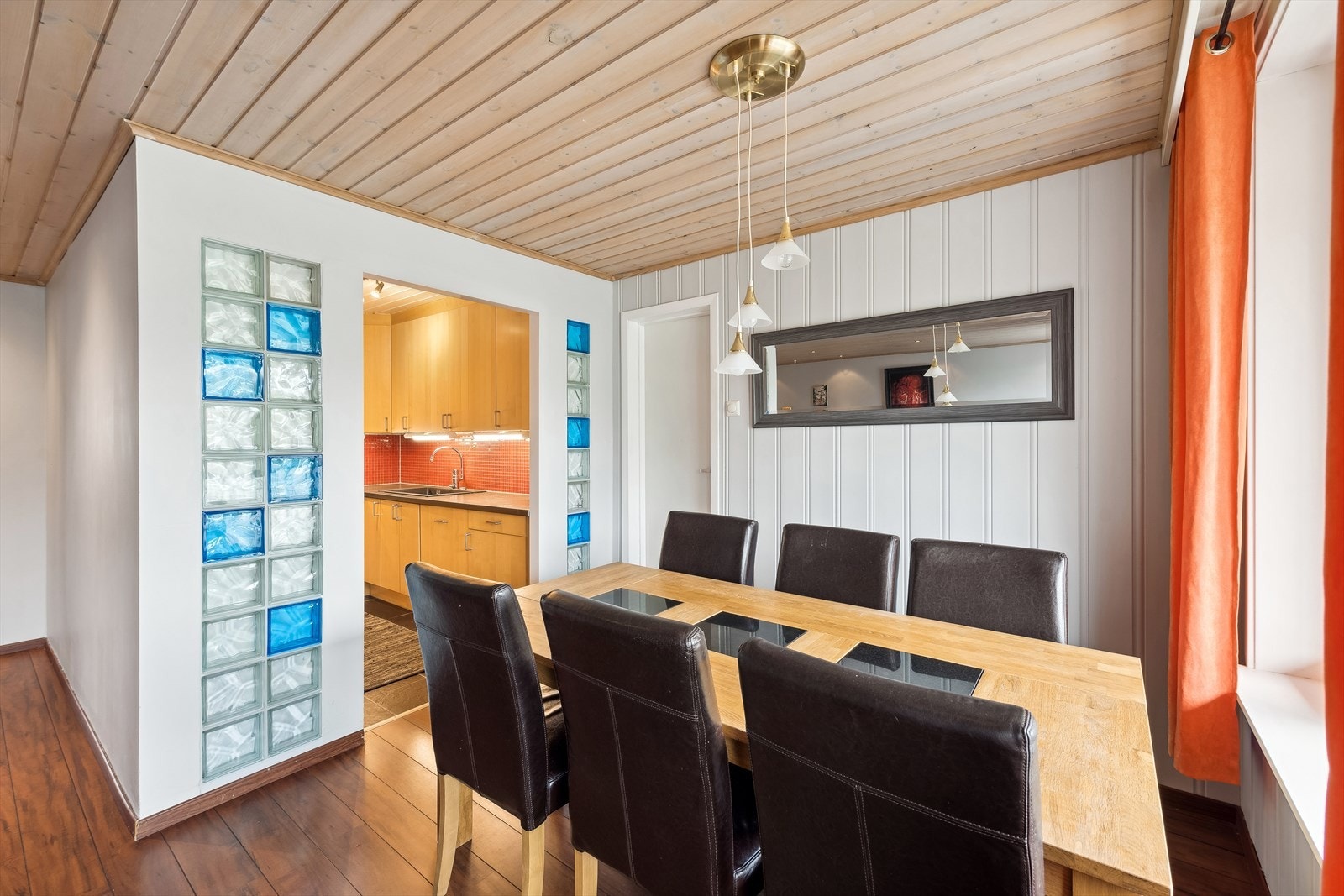 Videre fører vi deg inn i boligen til et luftig stue- og spisestueområde, med åpen løsning mot kjøkkenet Galleribilde