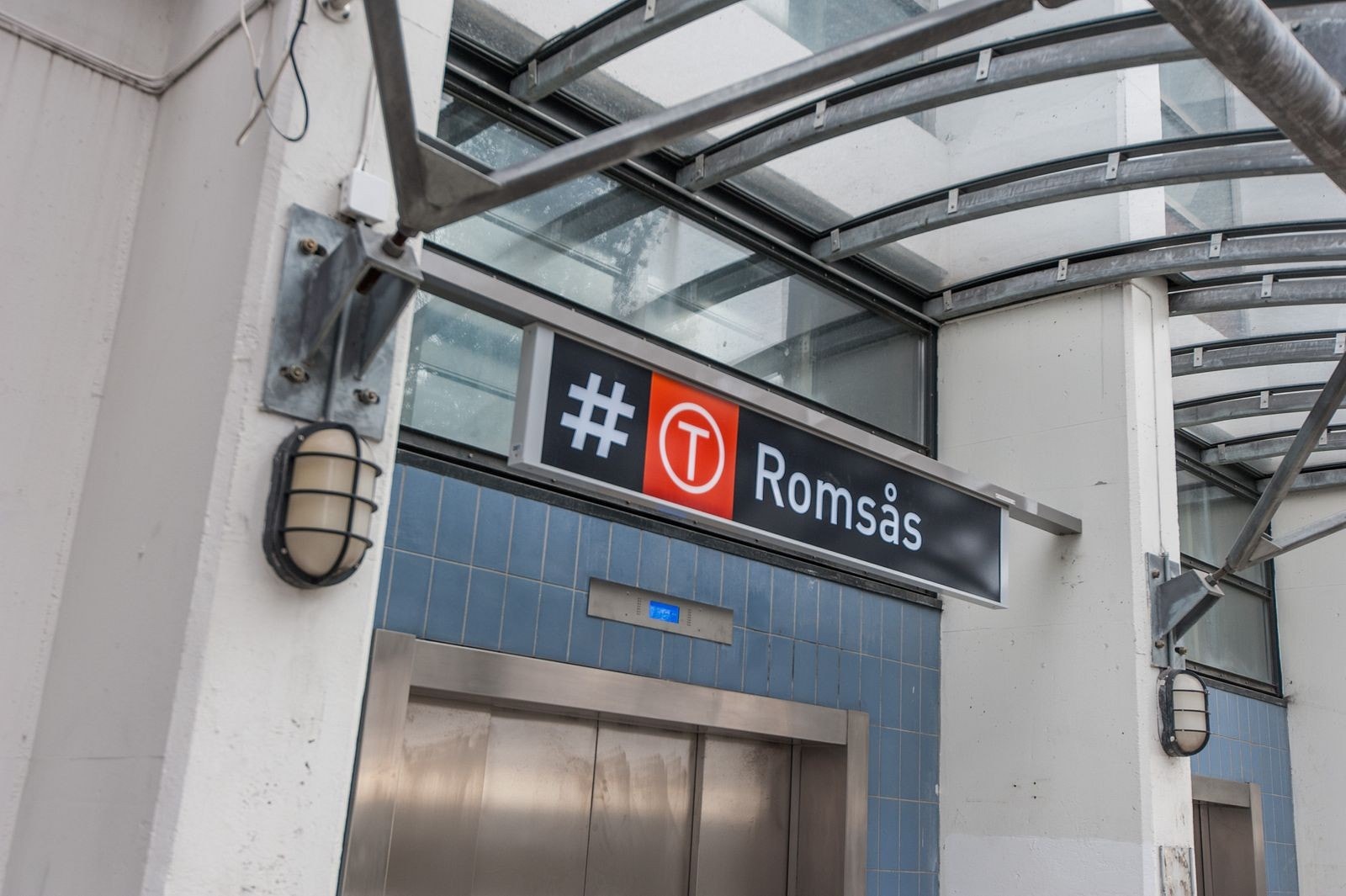 Det er kort vei fra boligen til offentlig kommunikasjon. Det er gangavstand til Romsås T-bane. T-banen tar deg til sentrum på få minutter. Galleribilde