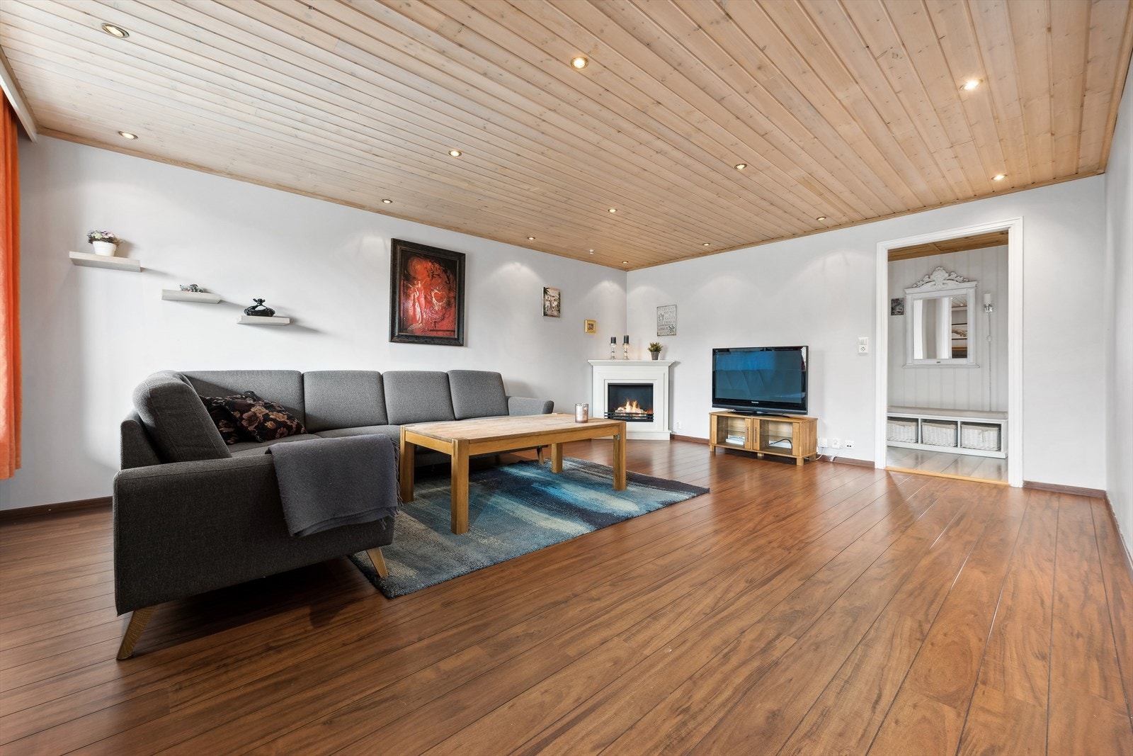 Den romslige stuen har flere møbleringsmuligheter og her er det bare å slippe fantasien løs. Galleribilde