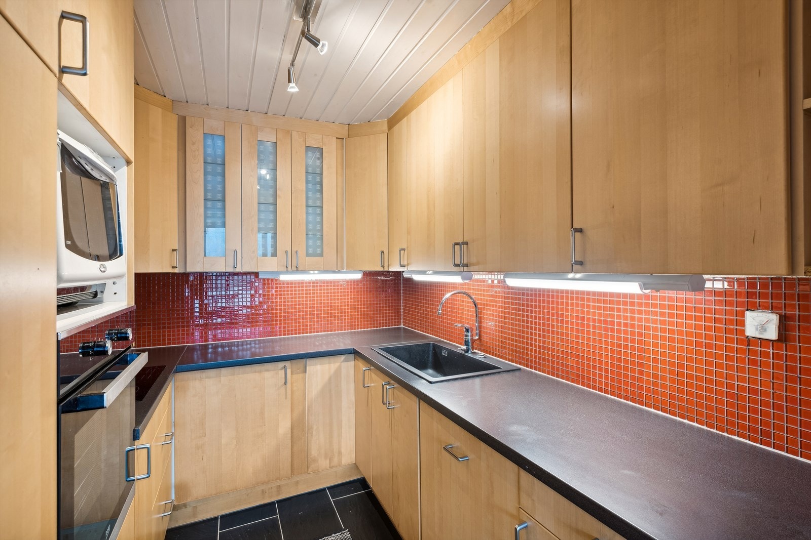 KJØKKEN | Det pene IKEA kjøkkenet fra 2007 er designet som et åpent og sosialt rom med stuen. Galleribilde