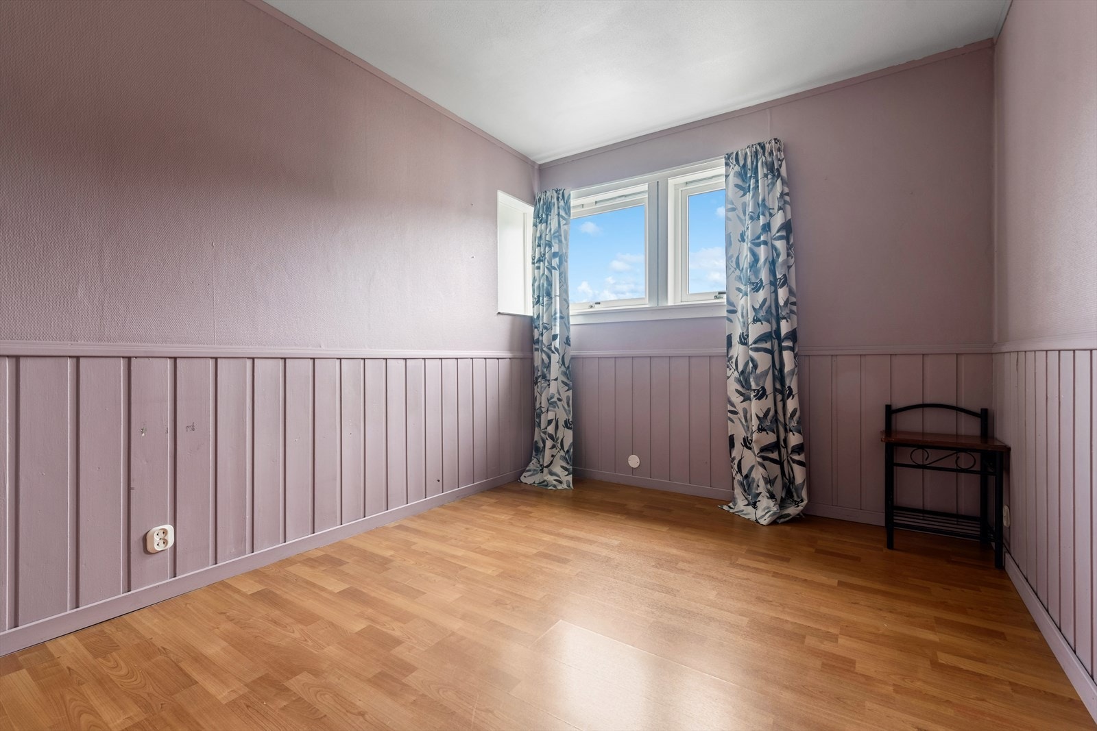 SOVEROM I | Leiligheten byr på tre romslig og innbydende soverom. Soverommene har rikelig med plass til dobbeltseng og tilhørende møblement, samt oppbevaring. Galleribilde