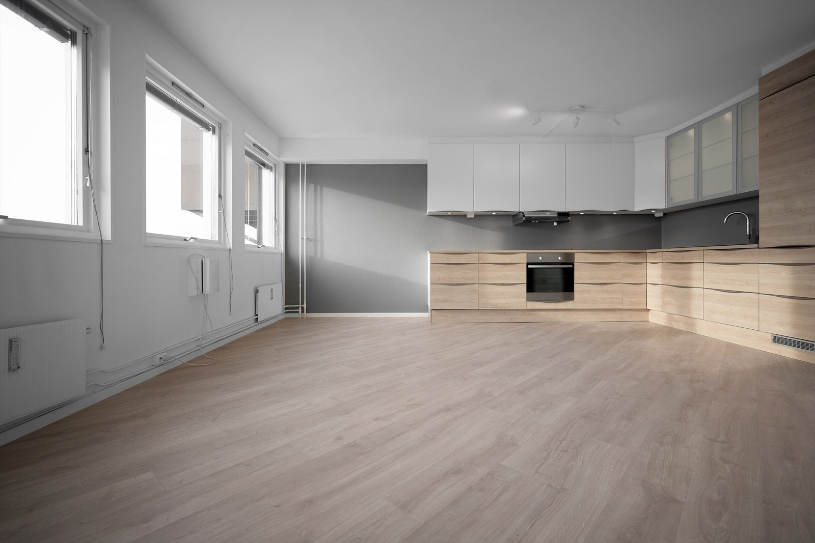 Leiligheten holdes god og lun på vinterstid med fjernvarme til radiatorer. Oppvarming er inkludert i de lave felleskostnadene på kr. 2 786,-/mnd. Galleribilde