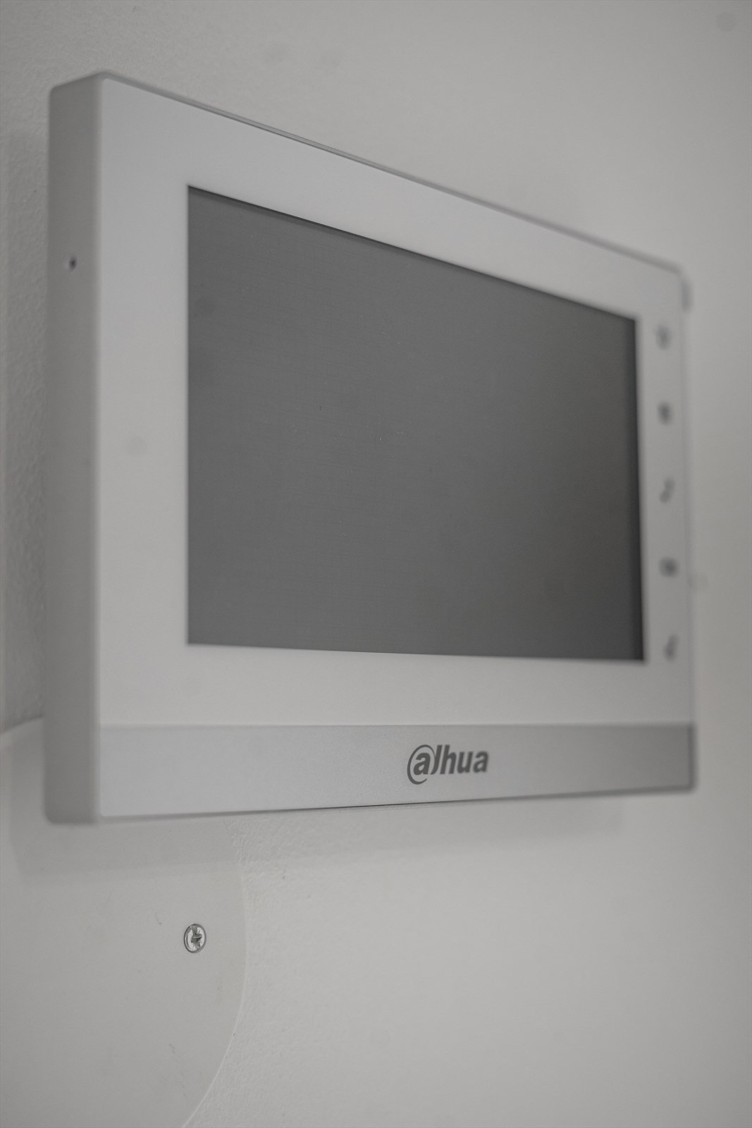 Montert porttelefon med video på vegg ved inngangsdøren. Galleribilde