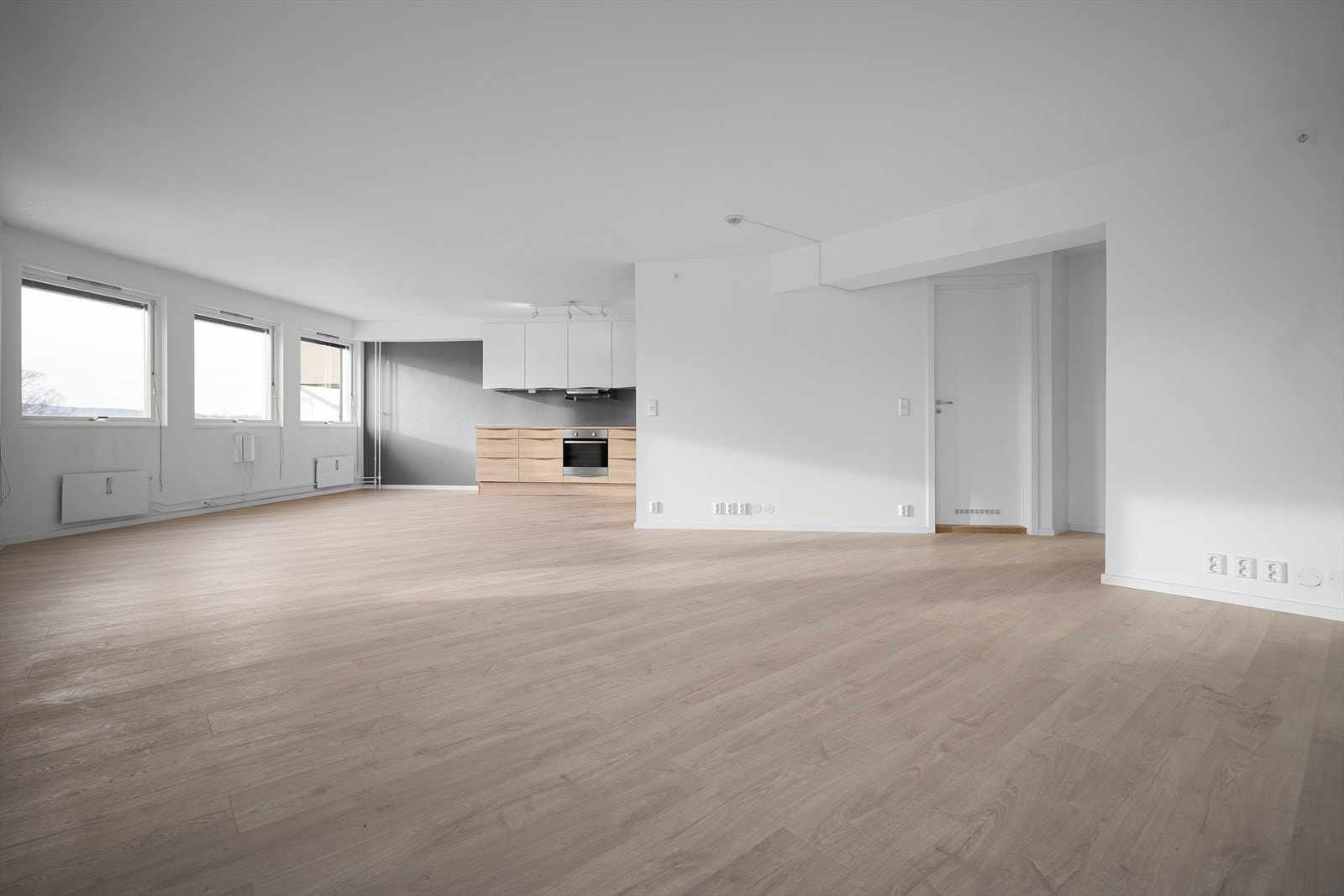 Leiligheten holder en gjennomgående god standard med pen enstavs laminat på gulv og lysmalte overflater. Galleribilde