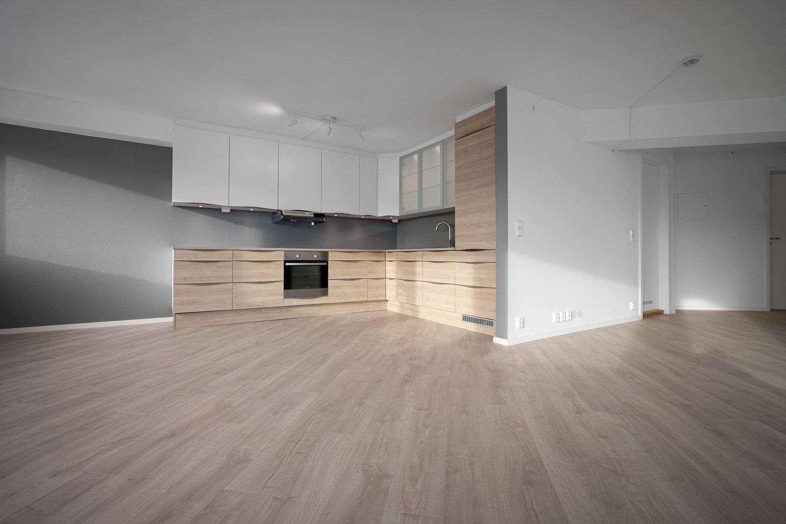 Moderne kjøkkeninnredning fra 2022 med god skap- og benkeplass. Kjøkkenet er fullt utstyrt med integrerte hvitevarer som medfølger i handelen. Galleribilde