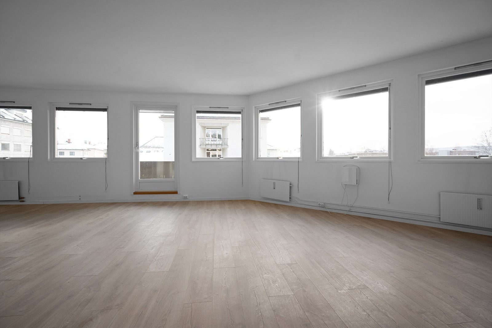 Fra stuen har du utgang til en solrik sydvendt balkong på ca. 8m². Galleribilde