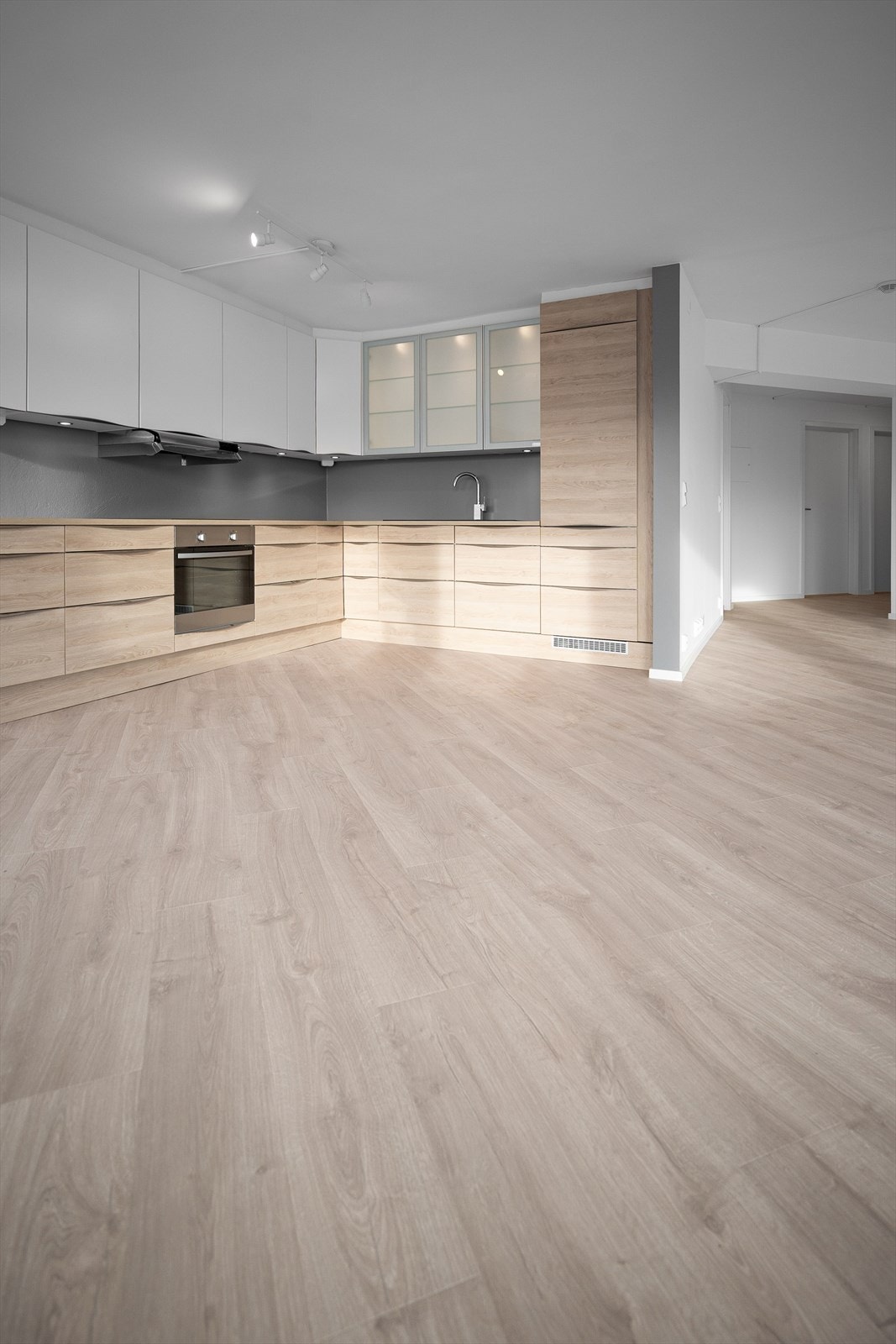 Kjøkkenet er utstyrt med medfølgende integrerte hvitevarer som platetopp, stekeovn, oppvaskmaskin og kjøleskap med frysedel. Det er også montert lekkasjestopper og komfyrvakt. Galleribilde