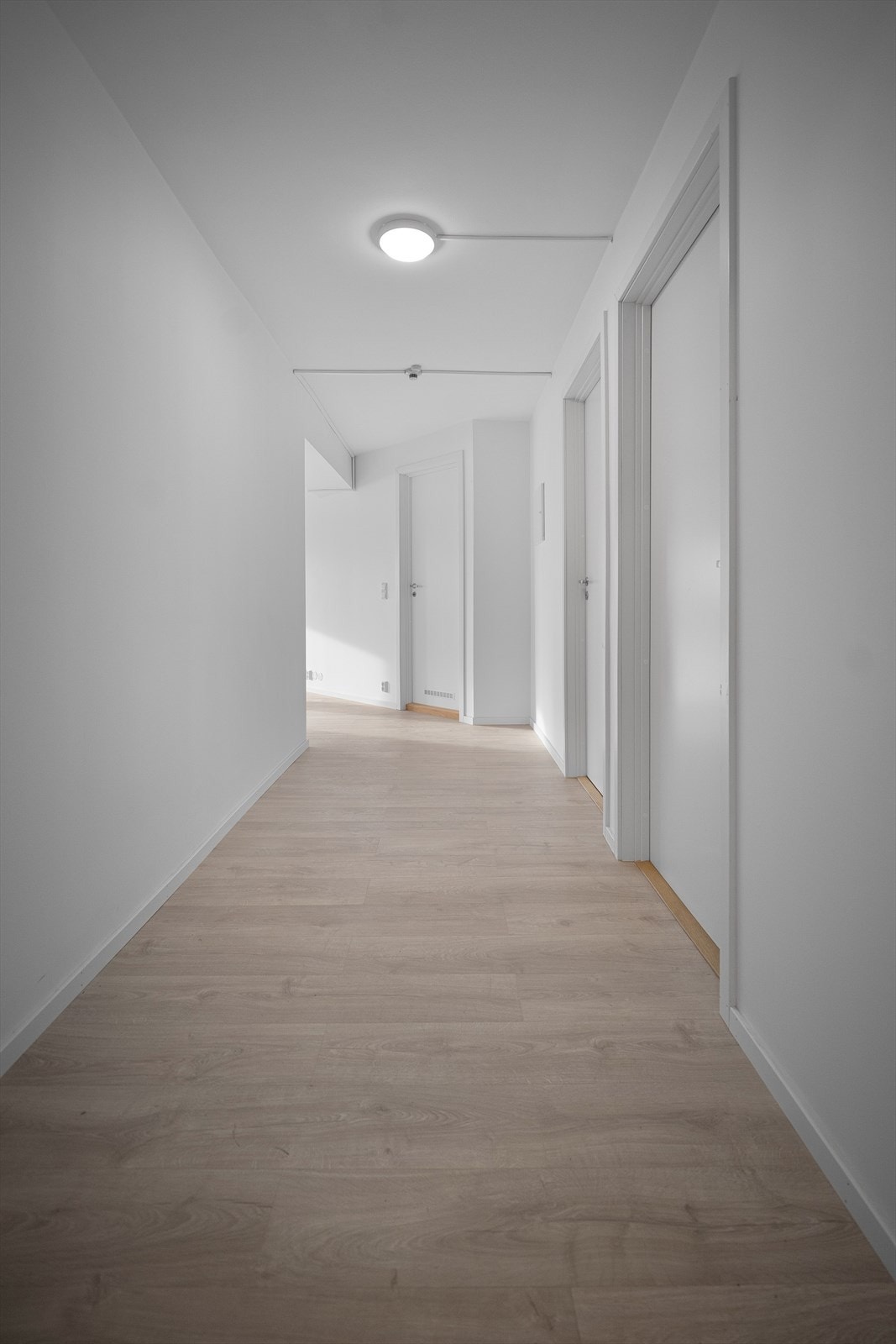 Du ønskes velkommen inn i en lys entré med plass til garderobeløsninger etter eget ønske og behov. Galleribilde