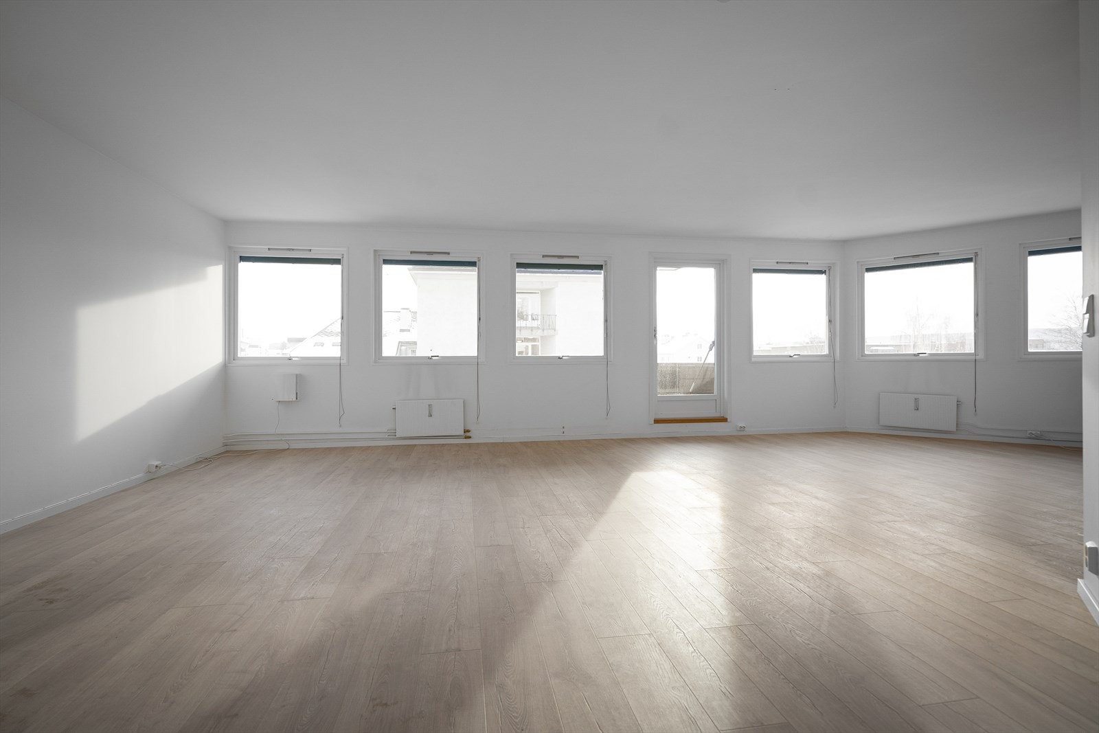 Beliggenheten på hjørnet i byggets 3. etasje med flere store vindusflater sørger for rikelig med naturlig lys. Galleribilde