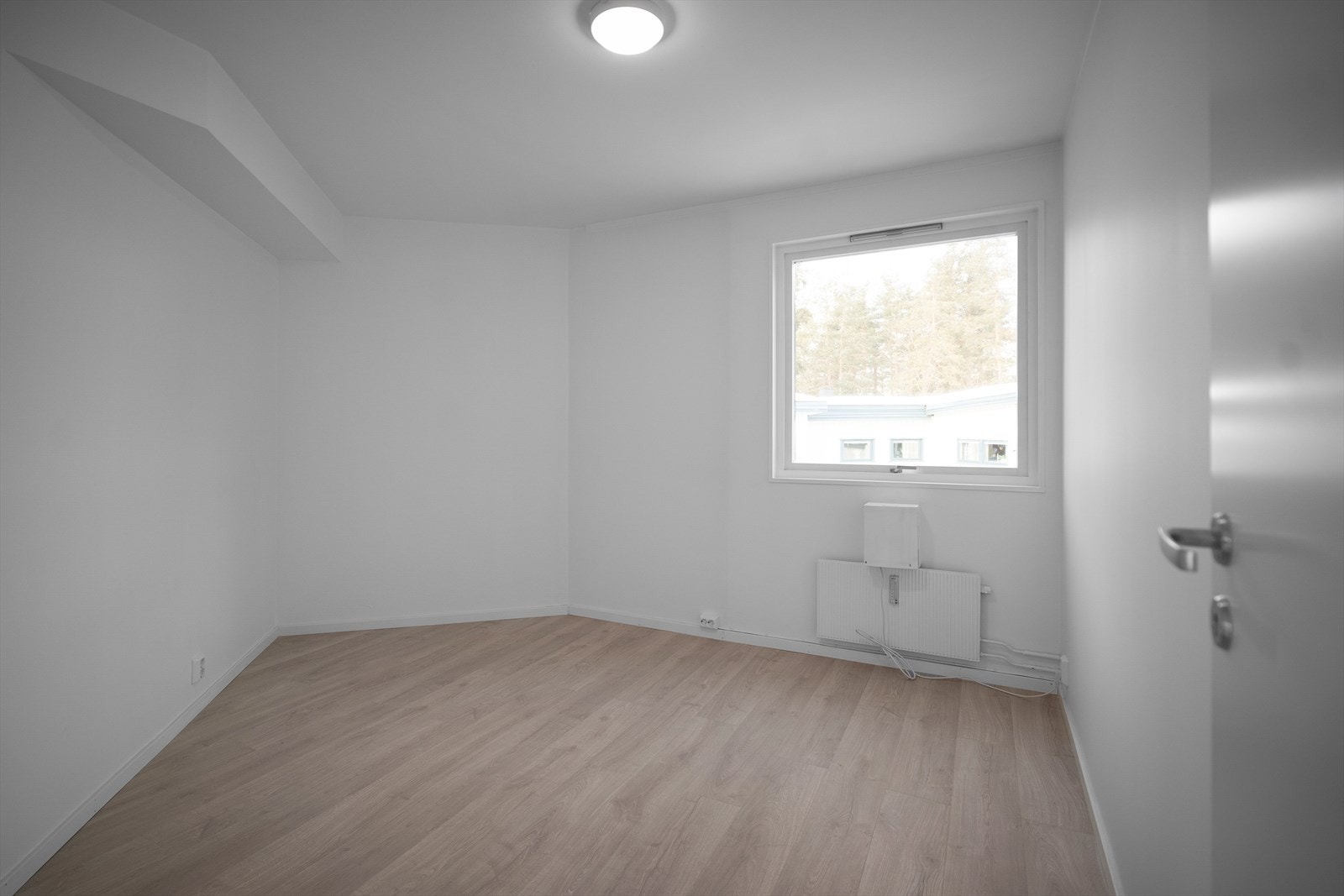 Soverom 2. Begge soverommene har pen enstavs laminat på gulv og lysmalte overflater. Galleribilde