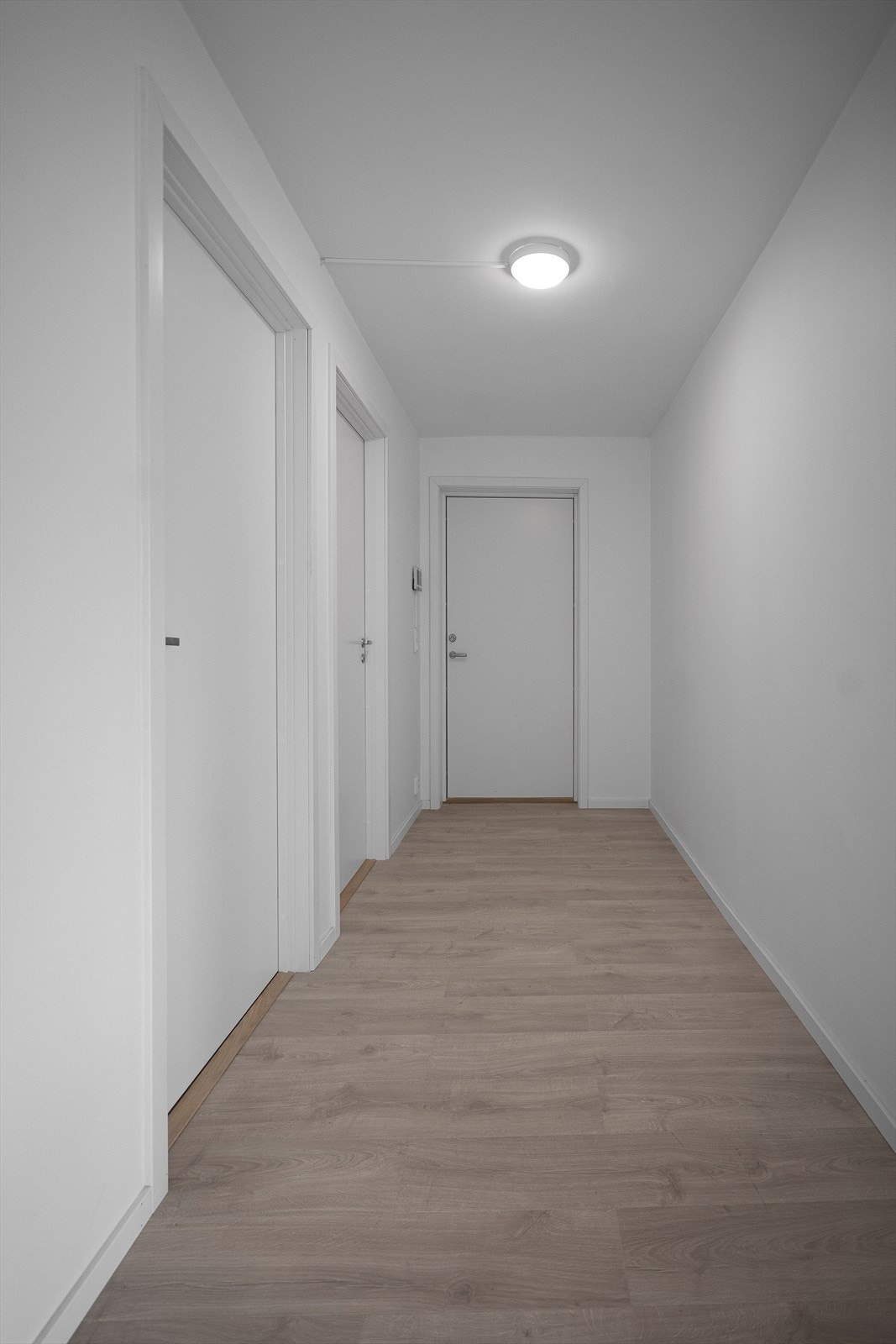 Du tar deg opp til leiligheten i byggets 3. etasje via felles trapperom med heis. Galleribilde