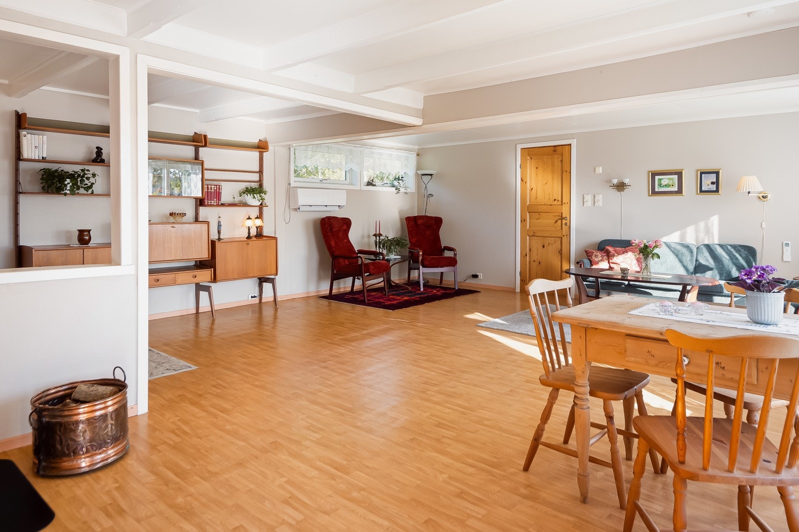 Rommet er på 42,6m² og kan enkelt innredes i ulike soner med spisegruppe, sofa og møblement. Galleribilde