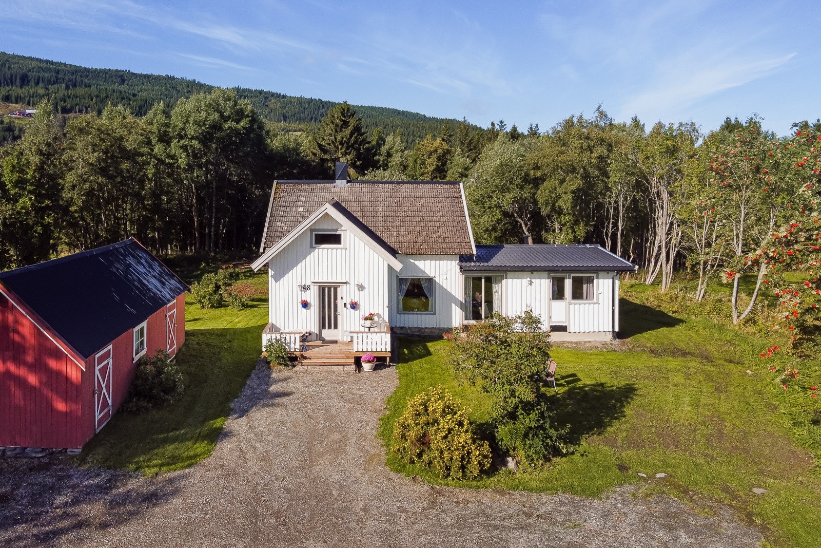 Eiendommen har en stor tomt på hele 2366m². Galleribilde