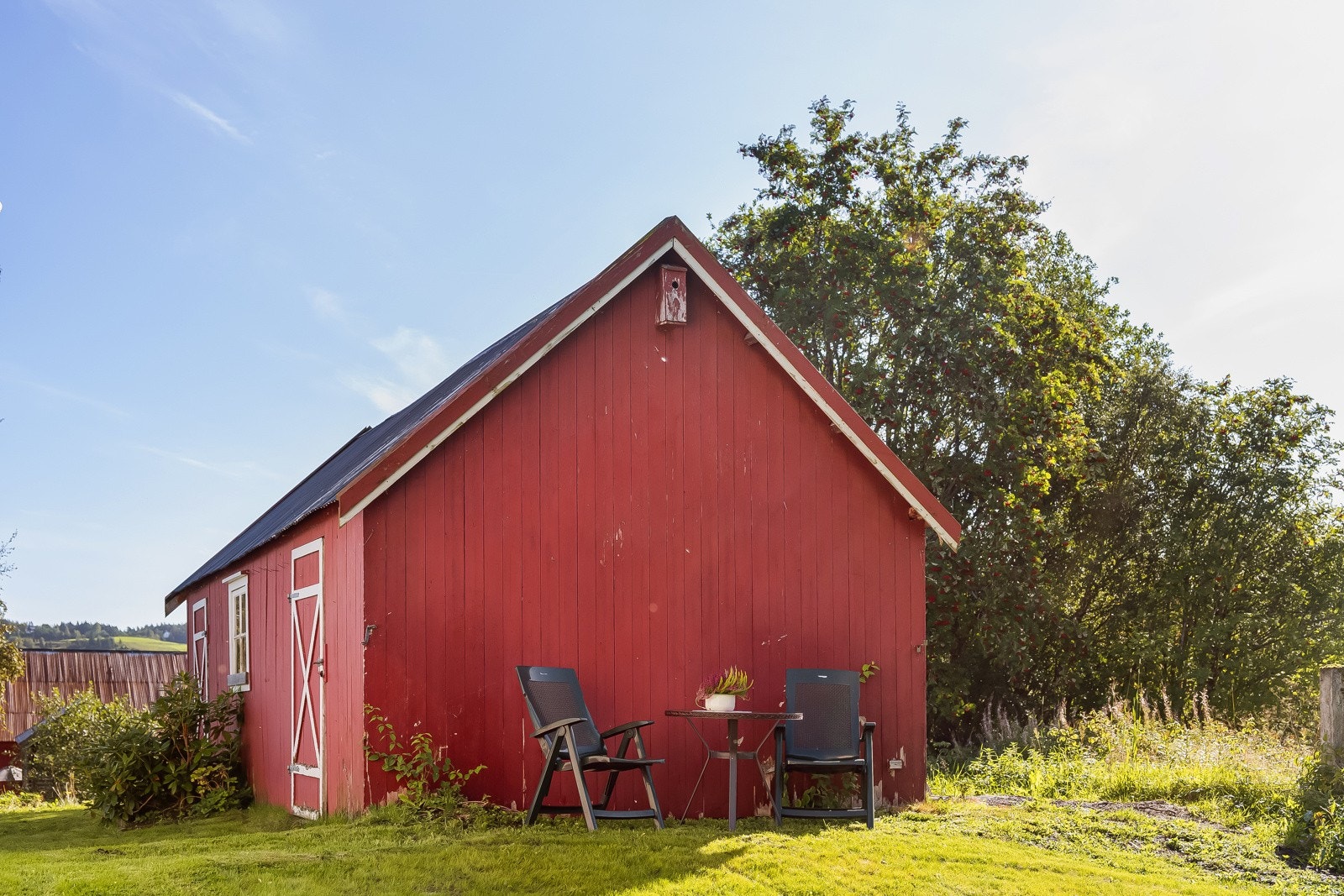 Praktisk med uthus hvor man har ekstra lagringsplass og vedbod. Galleribilde