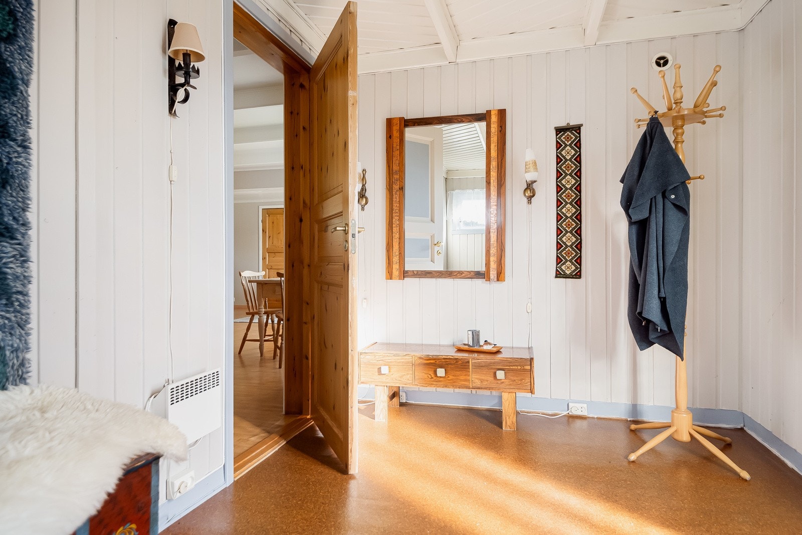 Boligens entré er på 9,8 m². Her har man plass til å henge fra seg yttertøy og sette fra seg sko. Galleribilde