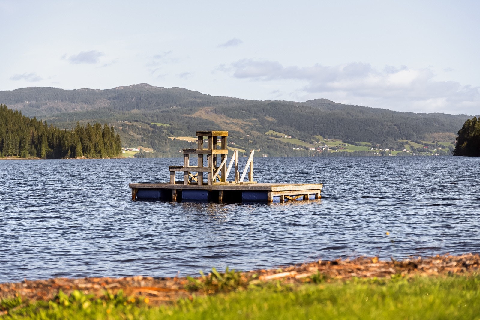 Nøstermoen har blant annet badeplass, stupetårn, lekeplass, grillhus og båtbrygge. Galleribilde