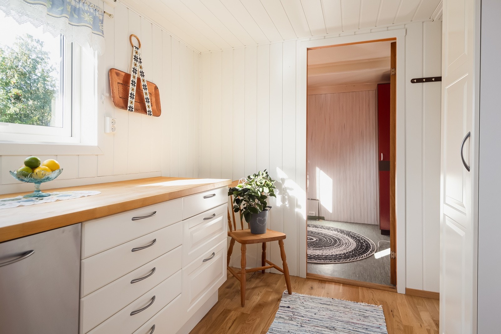 I tilknytning til kjøkkenet er det en bod på 5,7 m² med verdifull lagringsplass. Galleribilde