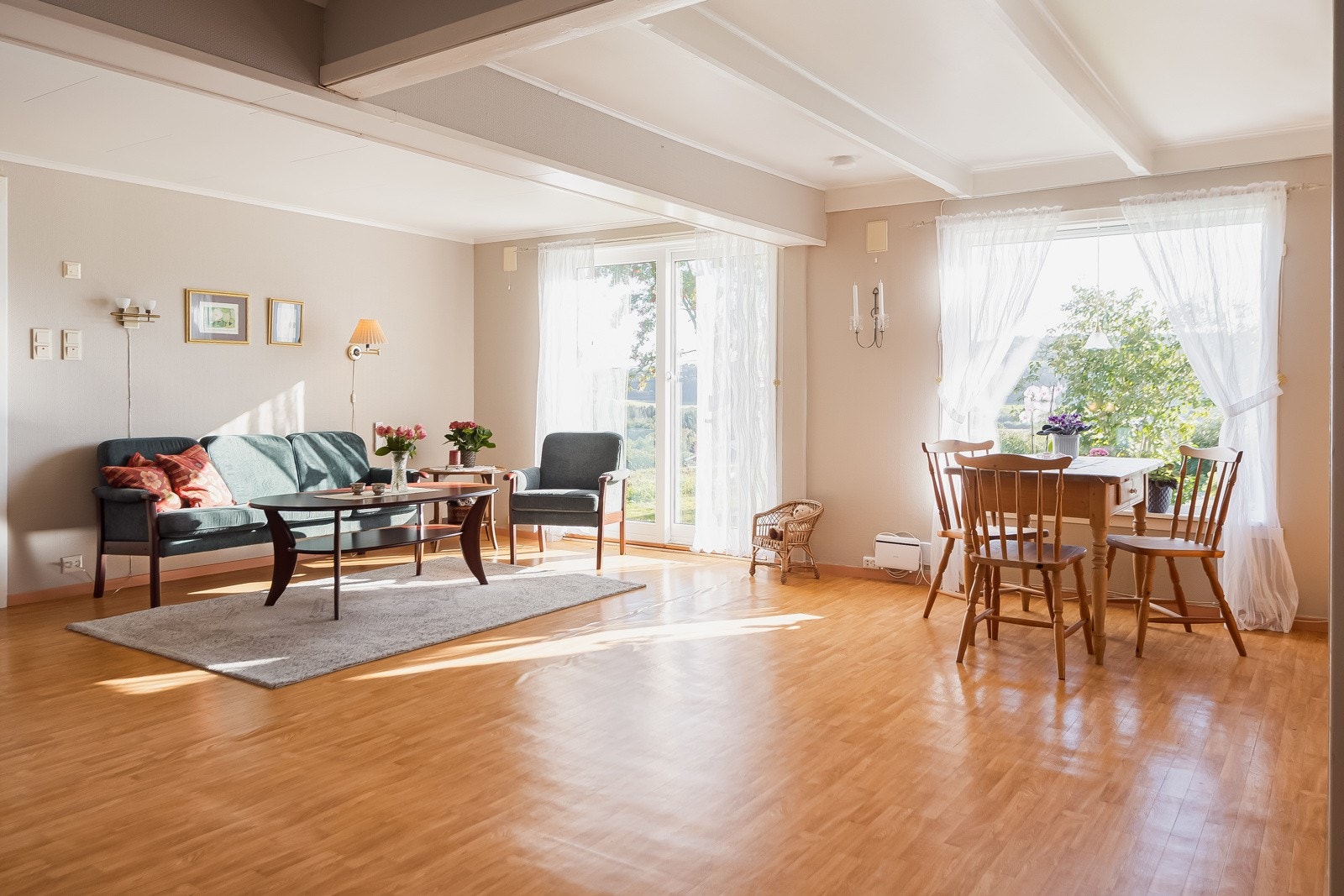 Stuen nyter godt av de store vindusflatene som tilfører rommet rikelig med naturlig lys. Galleribilde