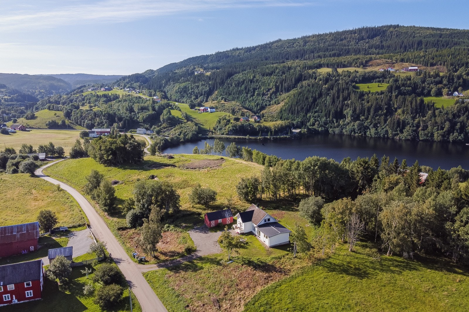 Eiendommen har en flott og landlig beliggenhet med nærhet til naturen og Selbusjøen. Galleribilde