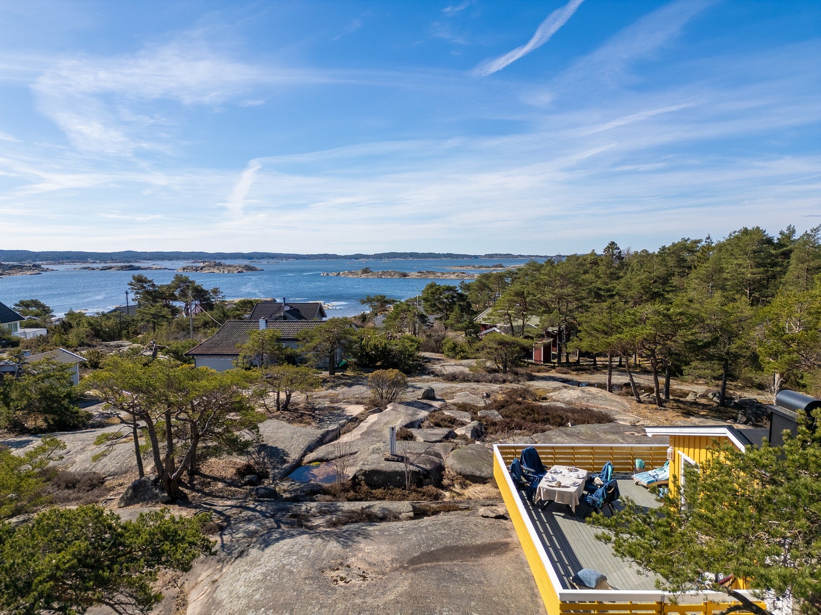 Stor, usjenert veranda med sol hele dagen Galleribilde