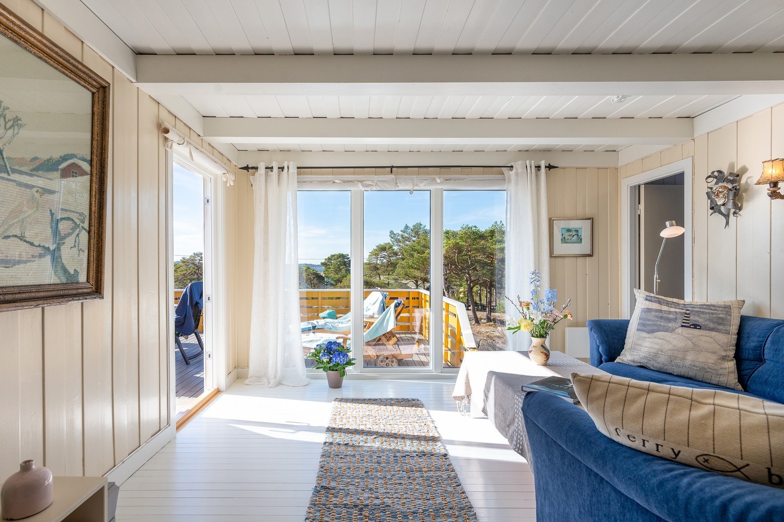 Stue med lyse og sommerlige farger, rikelig lysinnslipp Galleribilde