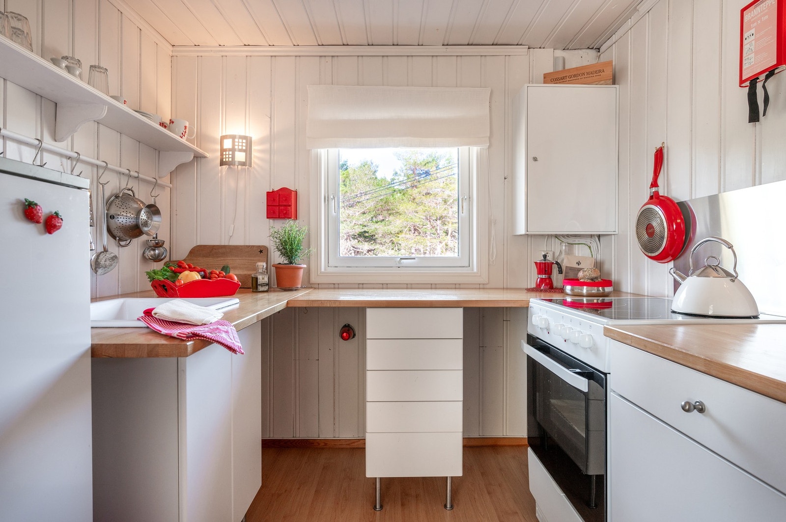 Kjøkken med skap, benkeplass og hvitevarer Galleribilde