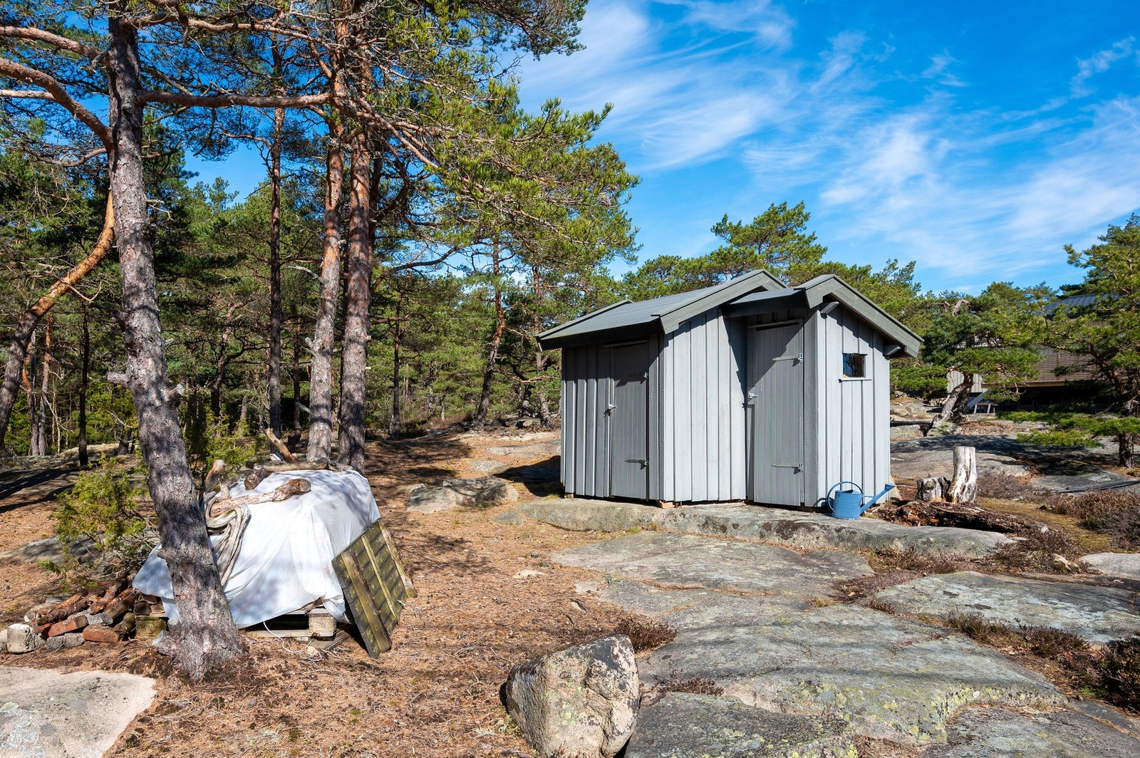 bod med to rom (gammel utedo) Galleribilde